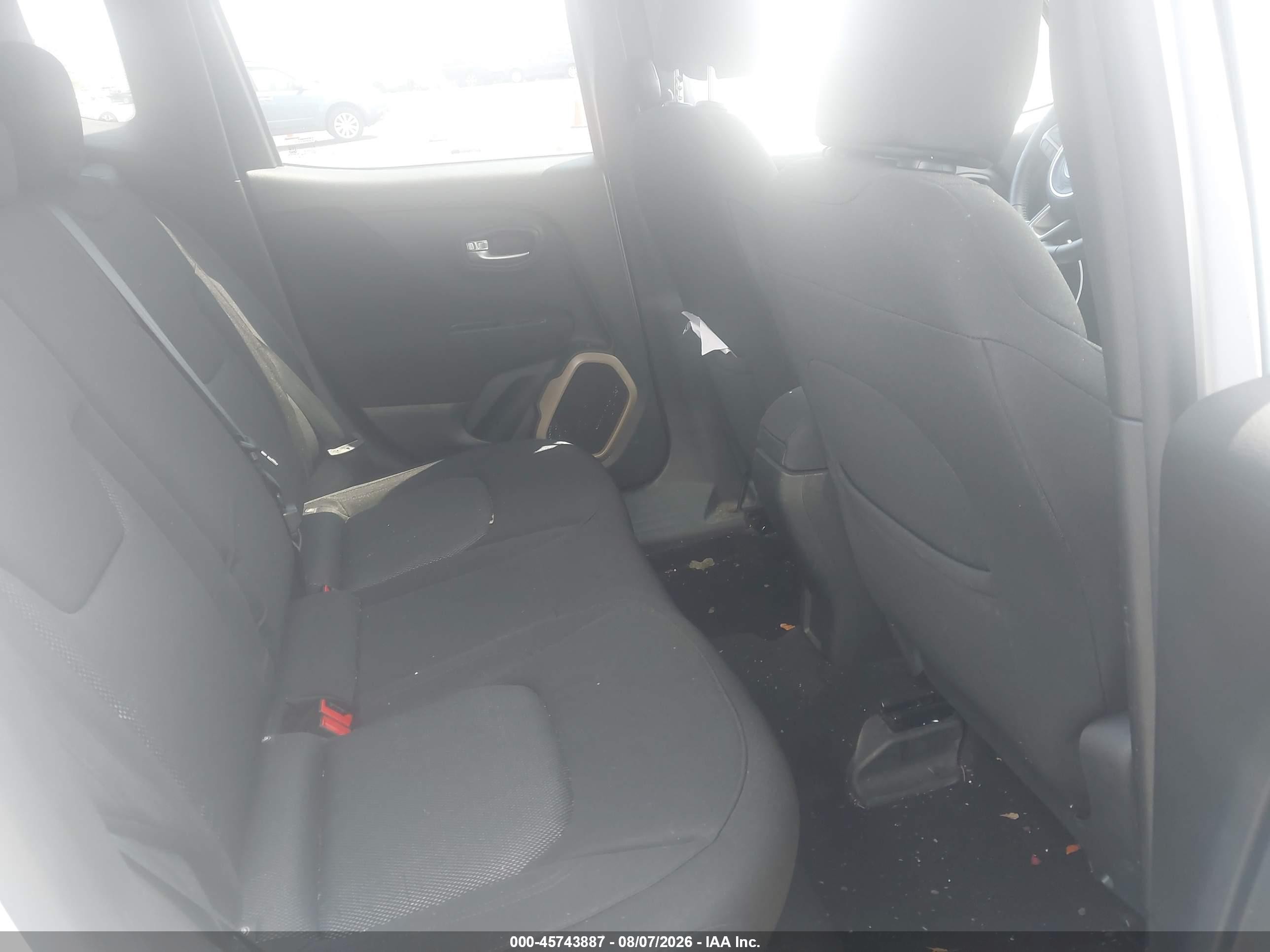 2015 Jeep Renegade Latitude Silver vin: ZACCJBBH8FPB99066
