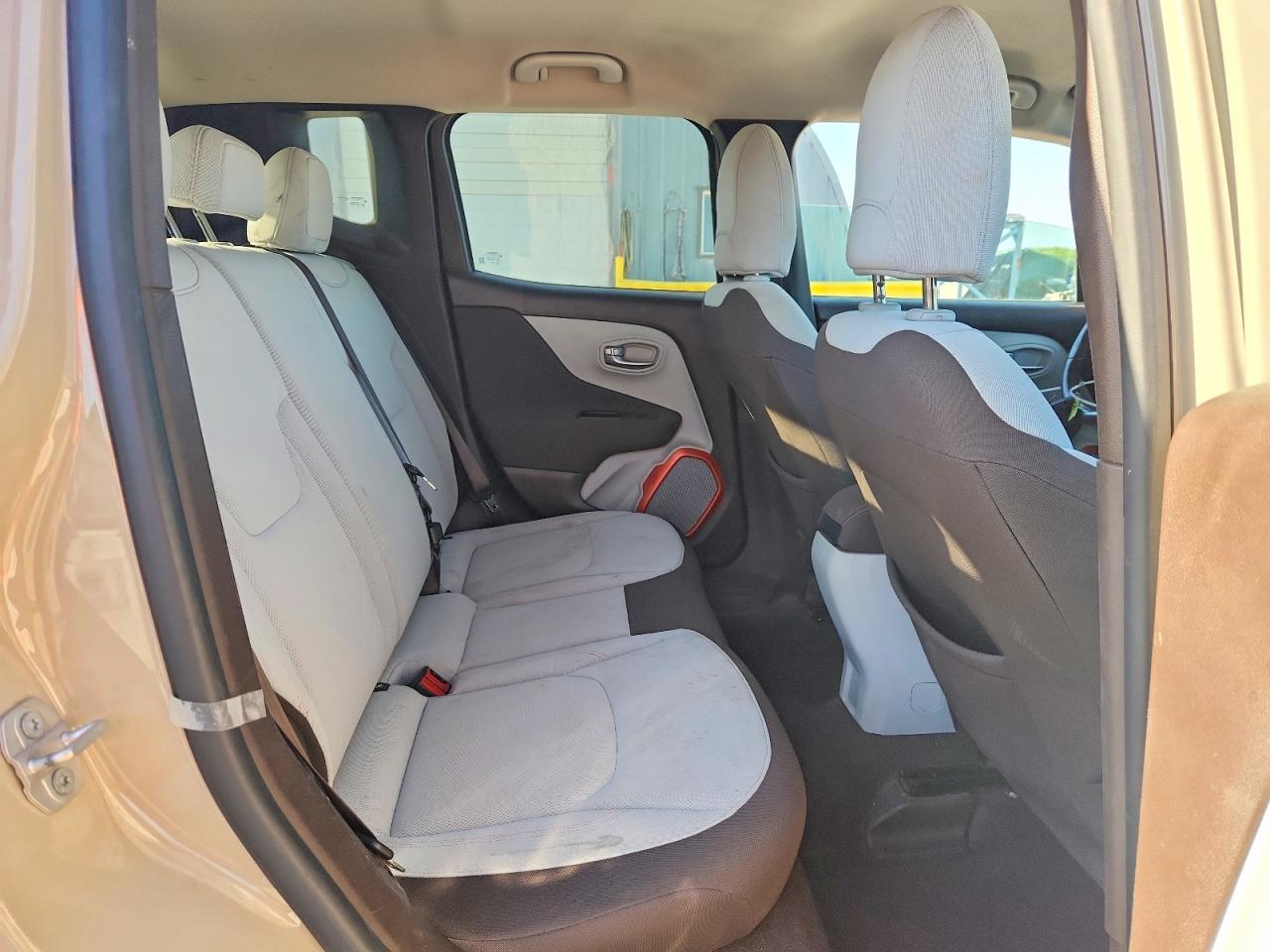 2015 Jeep Renegade Latitude Кремовый vin: ZACCJBBT0FPB37293