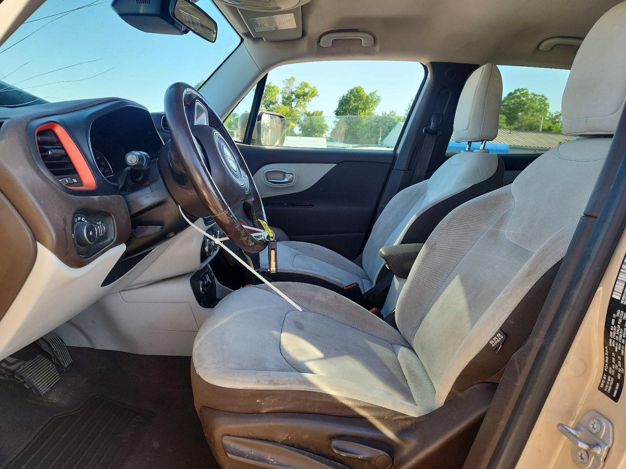 2015 Jeep Renegade Latitude Кремовый vin: ZACCJBBT0FPB37293