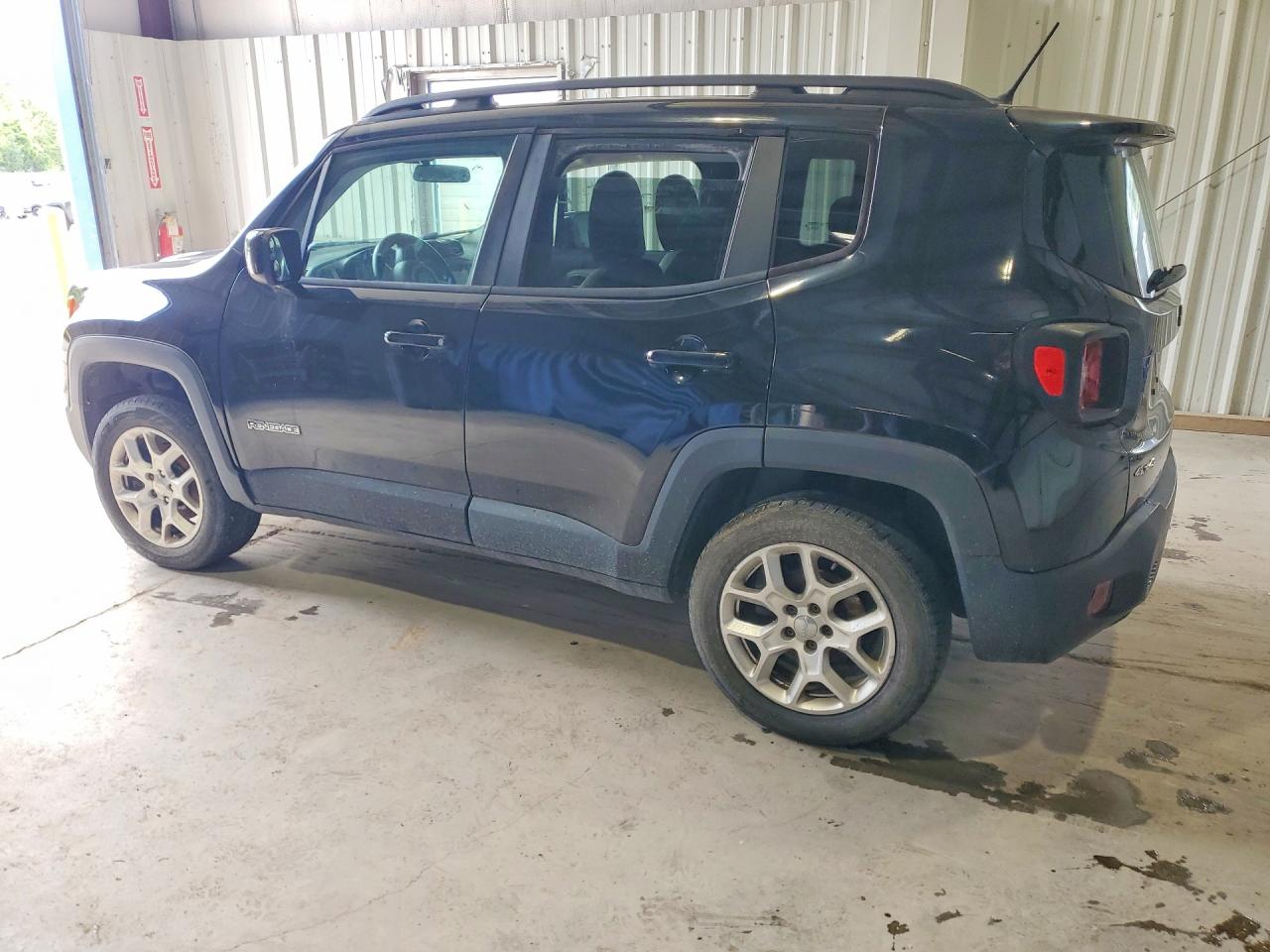 2015 Jeep Renegade Latitude Black vin: ZACCJBBT0FPB59589