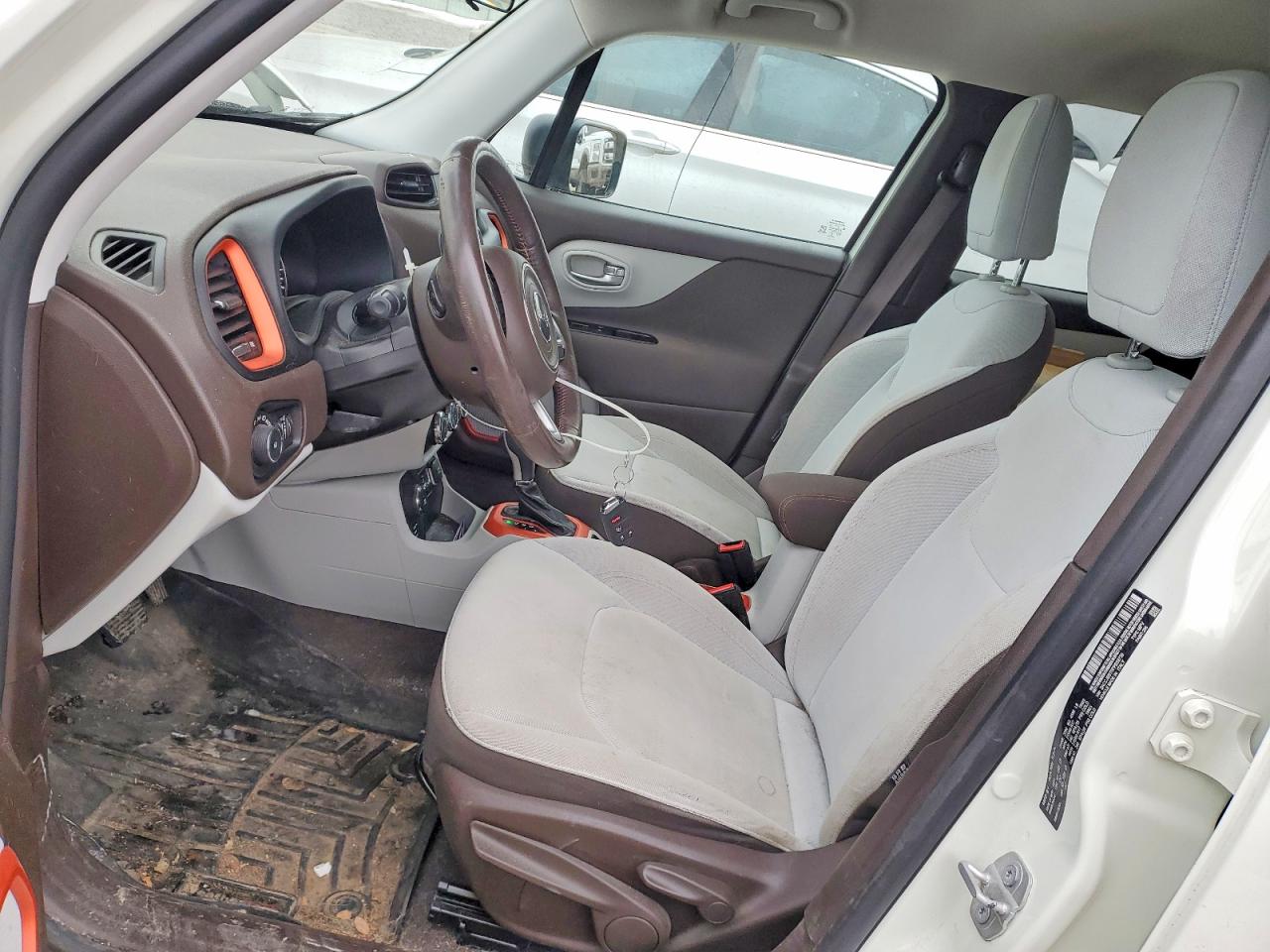 2015 Jeep Renegade Latitude Белый vin: ZACCJBBT0FPB59739