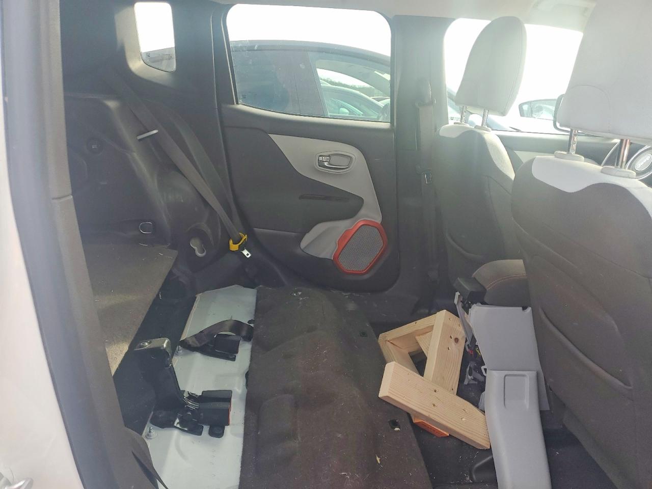 2015 Jeep Renegade Latitude Белый vin: ZACCJBBT0FPB59739