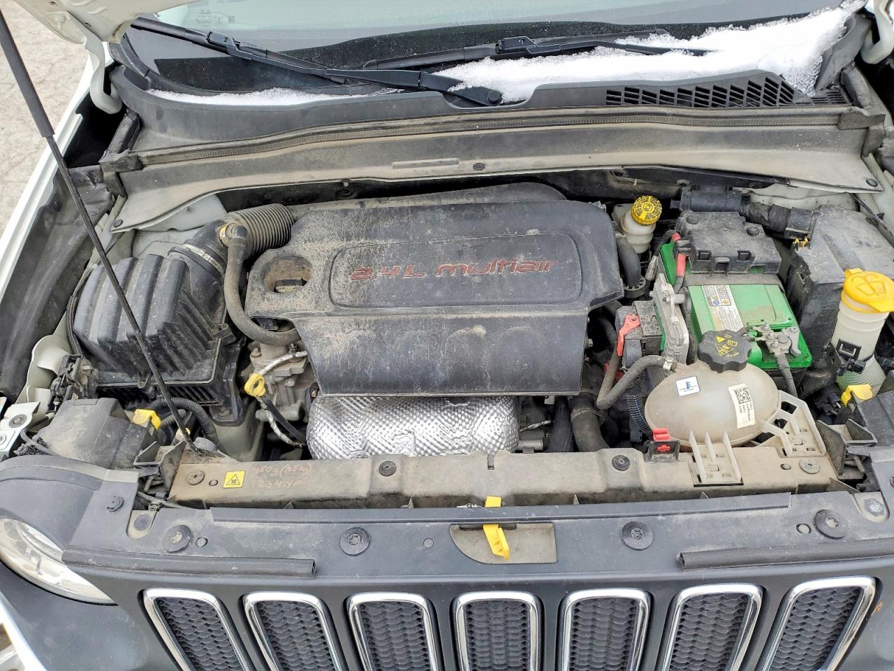 2015 Jeep Renegade Latitude Белый vin: ZACCJBBT0FPB59739
