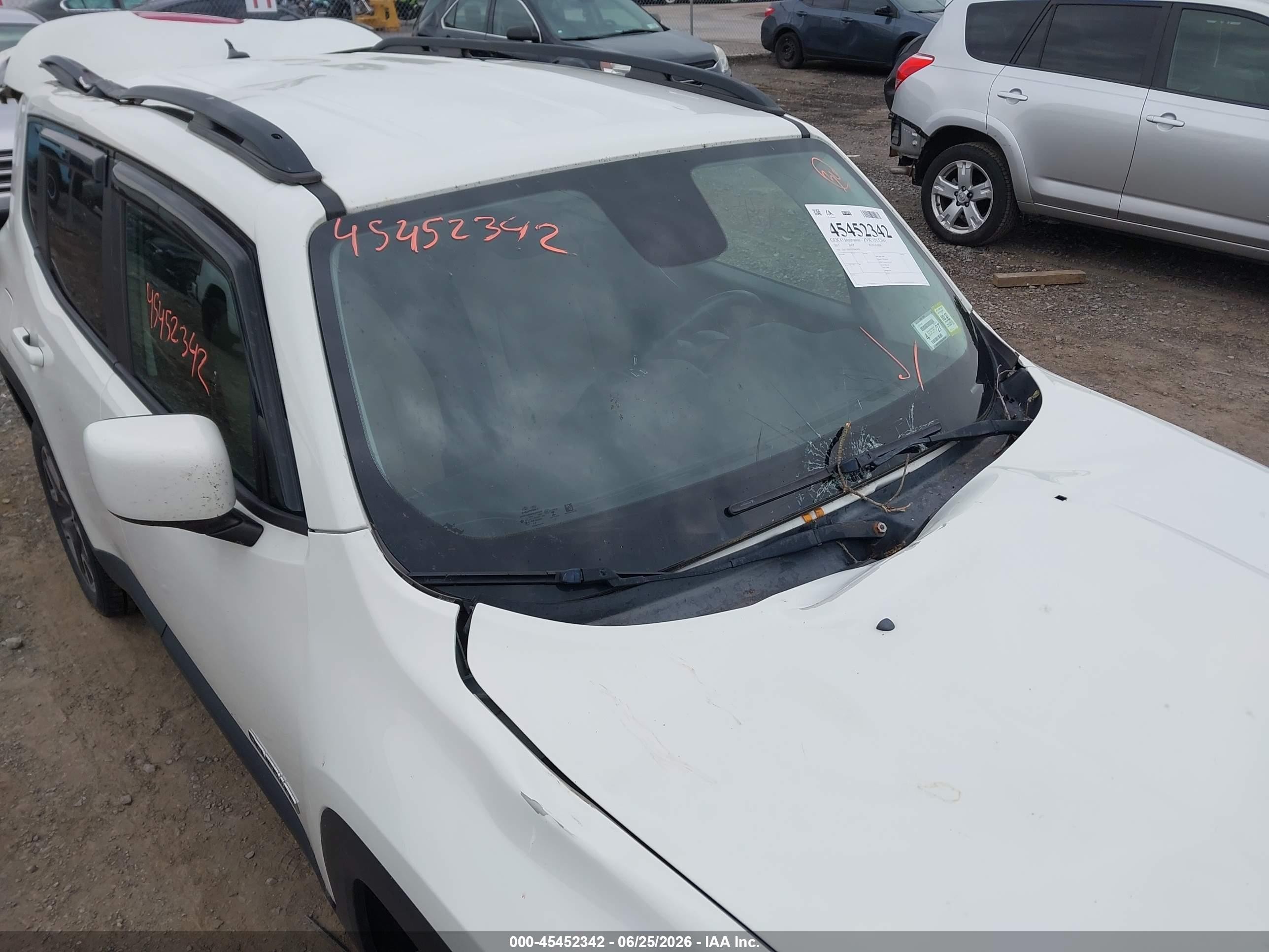 2015 Jeep Renegade Latitude White vin: ZACCJBBT0FPB62410