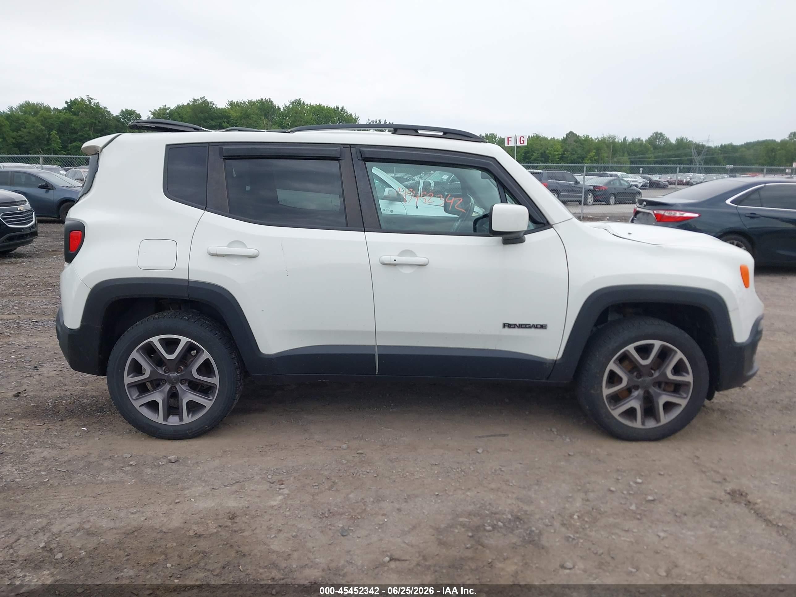 2015 Jeep Renegade Latitude White vin: ZACCJBBT0FPB62410