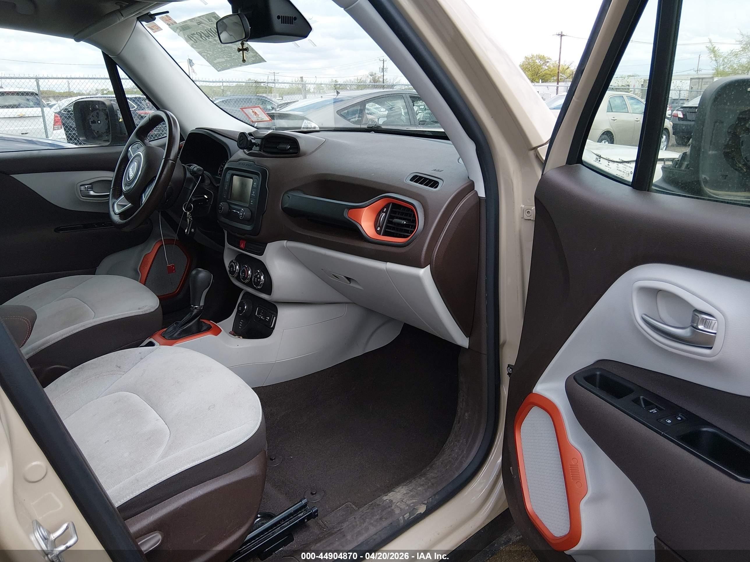 2015 Jeep Renegade Latitude Beige vin: ZACCJBBT0FPB64085