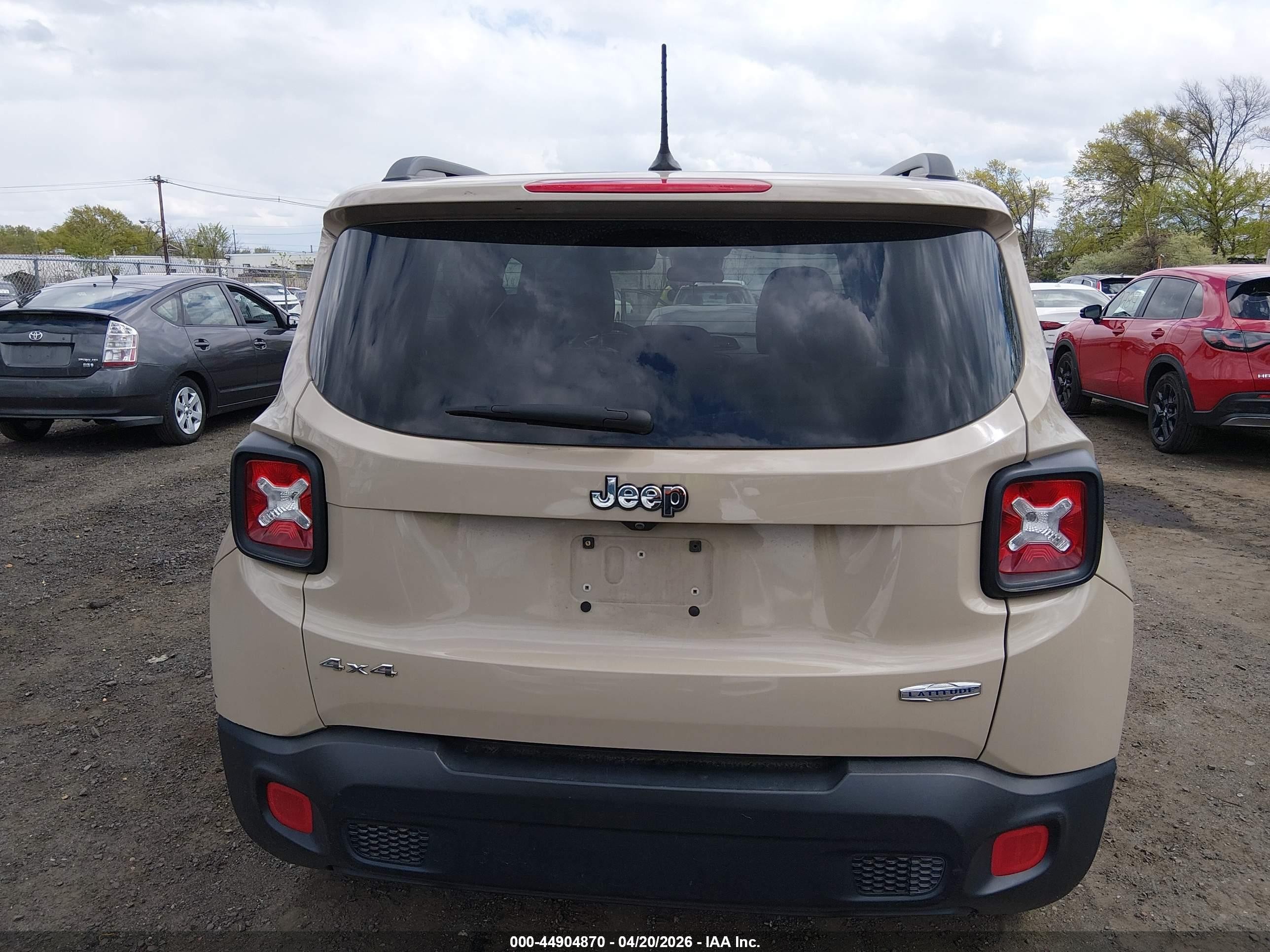 2015 Jeep Renegade Latitude Beige vin: ZACCJBBT0FPB64085