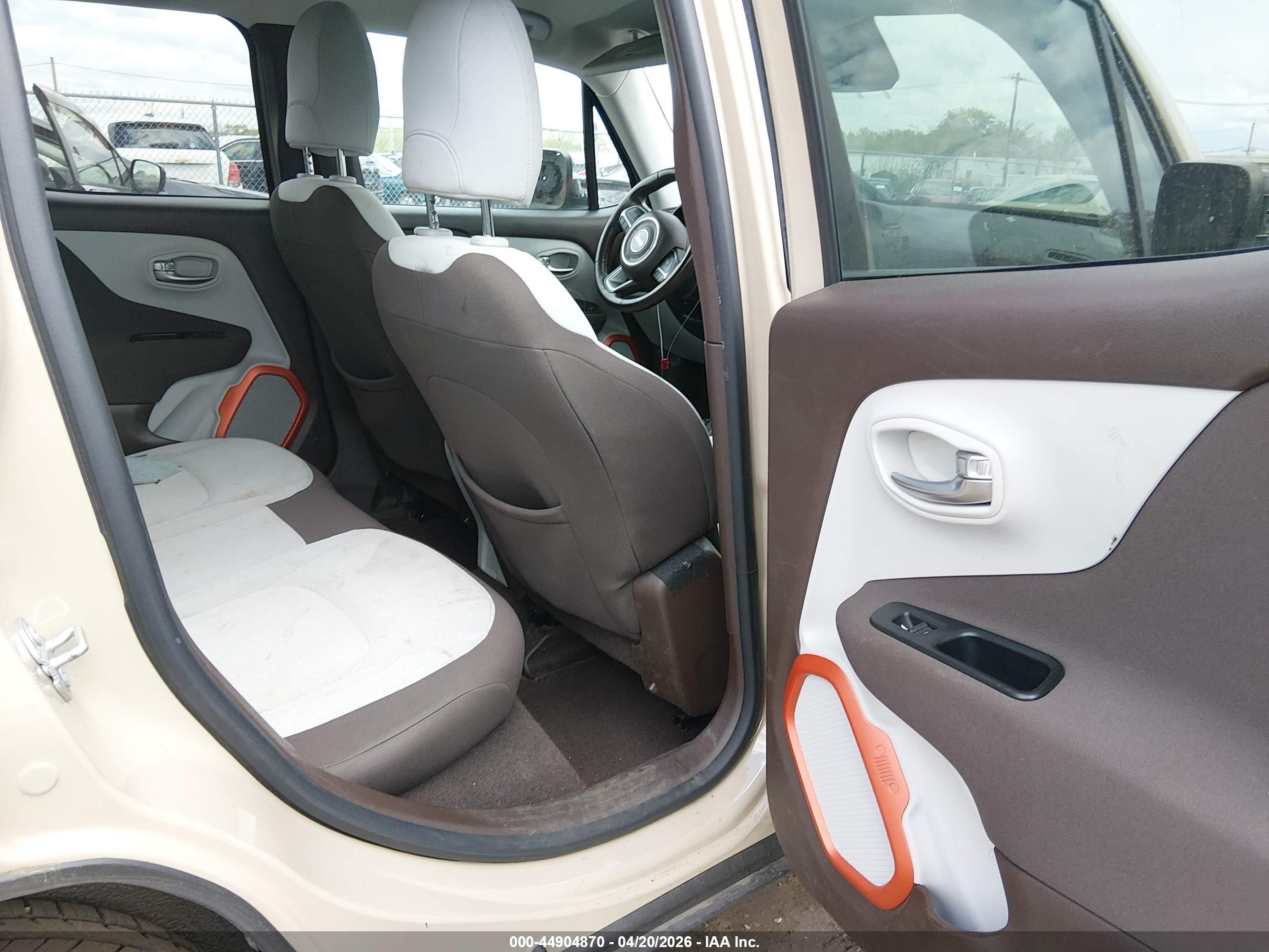 2015 Jeep Renegade Latitude Beige vin: ZACCJBBT0FPB64085