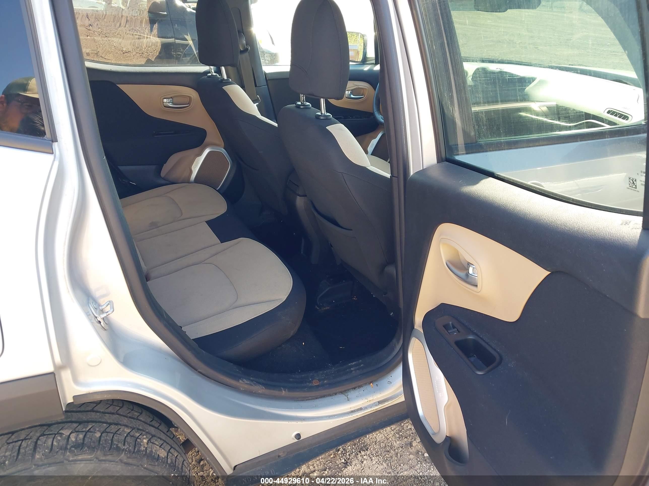 2015 Jeep Renegade Latitude Silver vin: ZACCJBBT0FPB64239