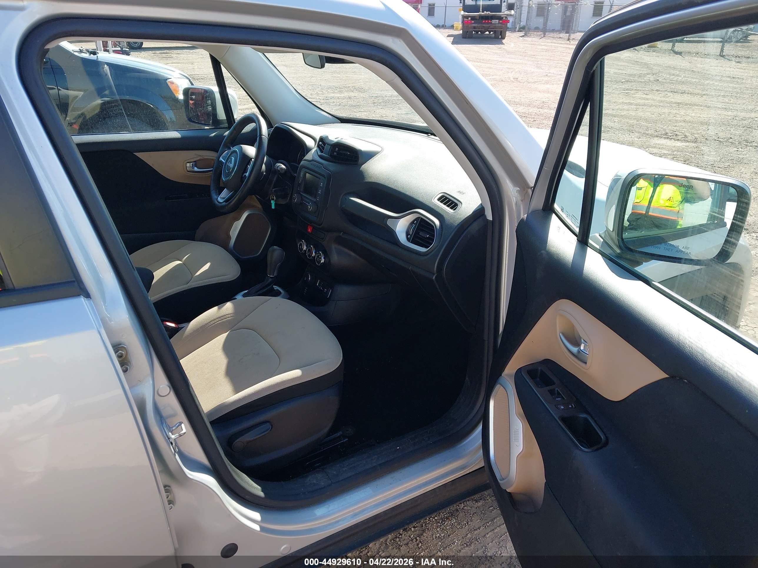 2015 Jeep Renegade Latitude Silver vin: ZACCJBBT0FPB64239