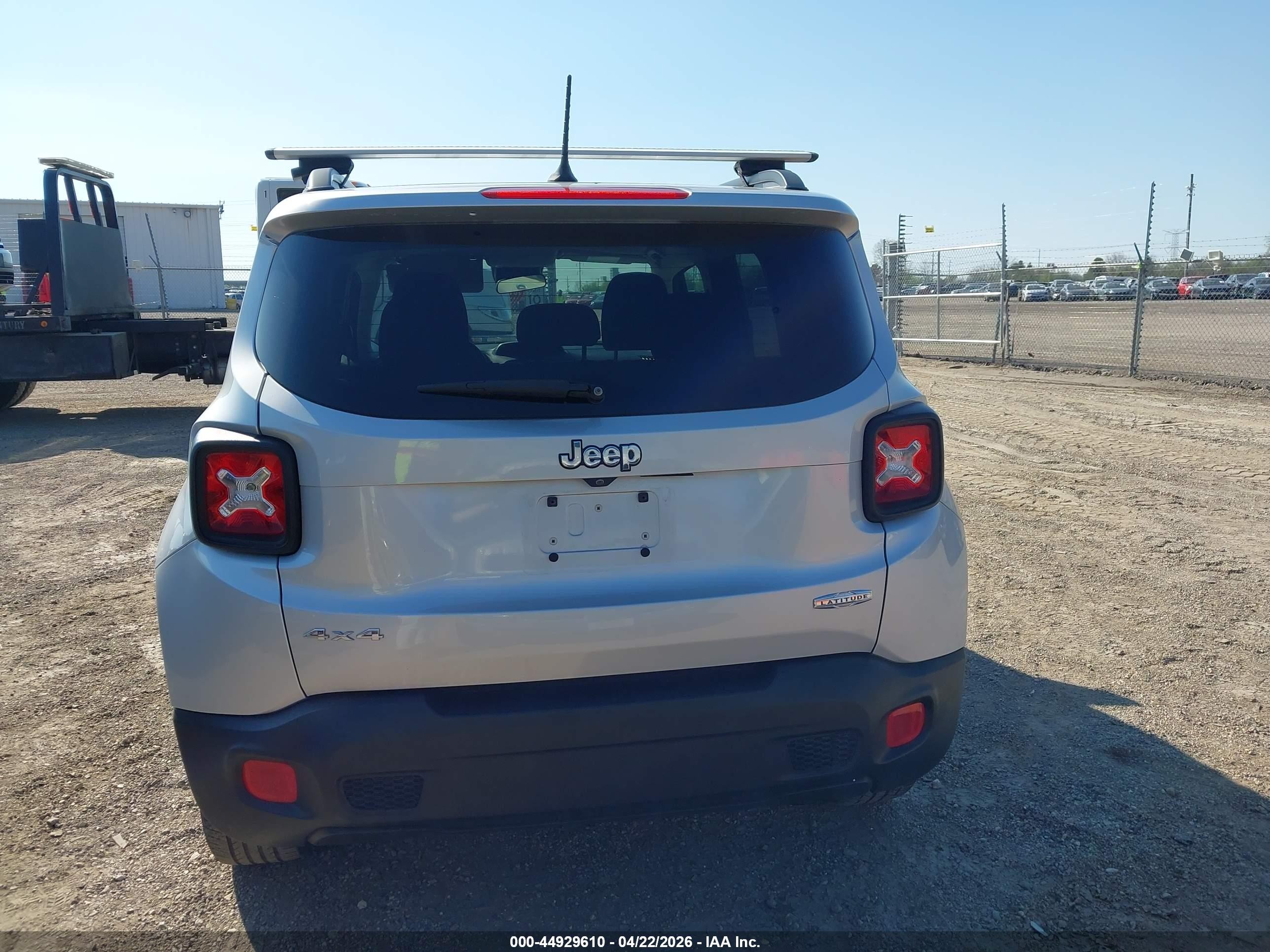 2015 Jeep Renegade Latitude Silver vin: ZACCJBBT0FPB64239