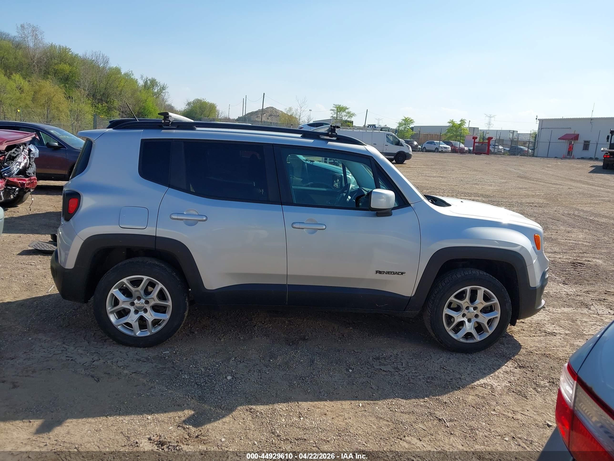 2015 Jeep Renegade Latitude Silver vin: ZACCJBBT0FPB64239