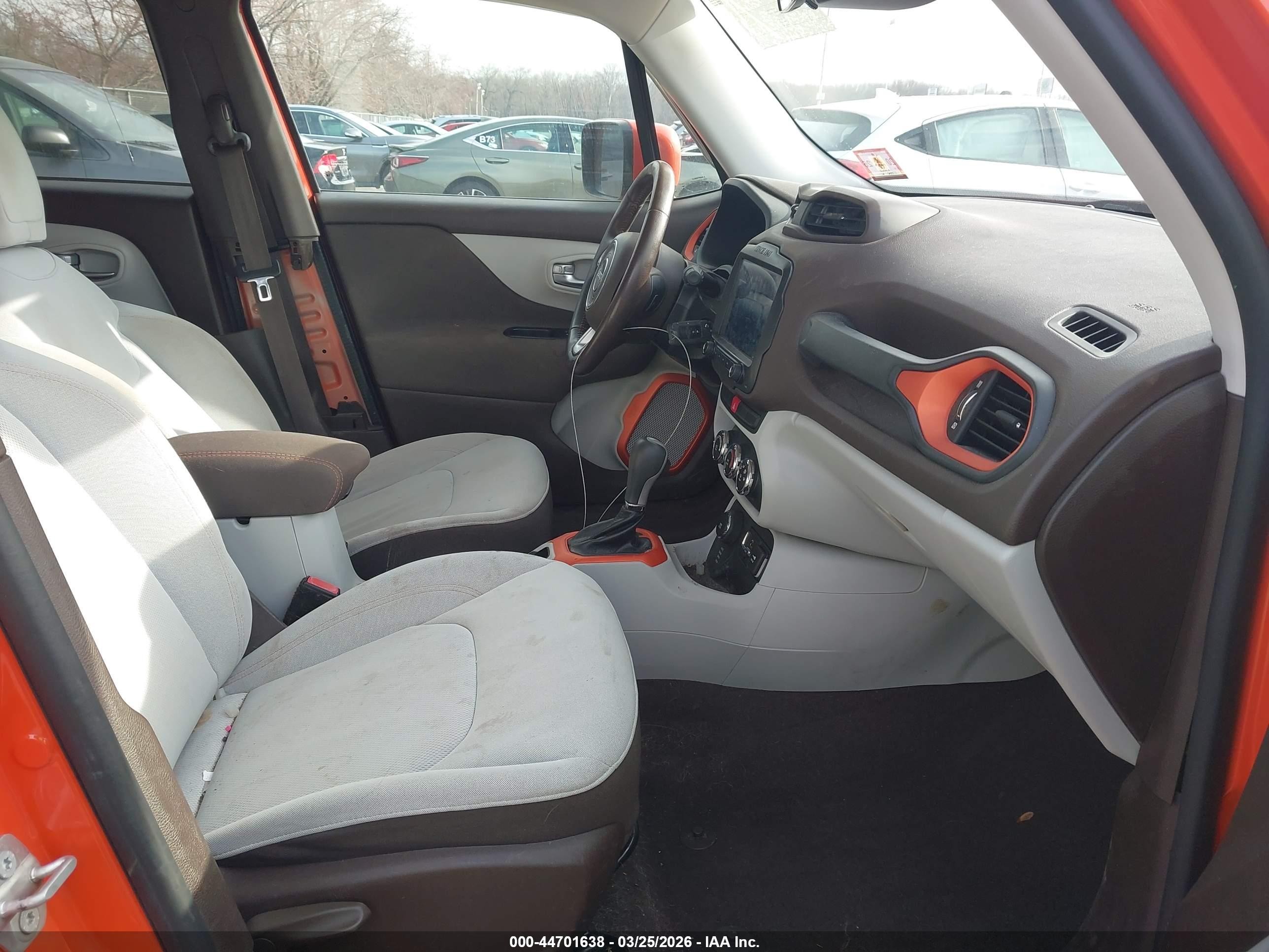2015 Jeep Renegade Latitude Оранжевый vin: ZACCJBBT0FPB66649