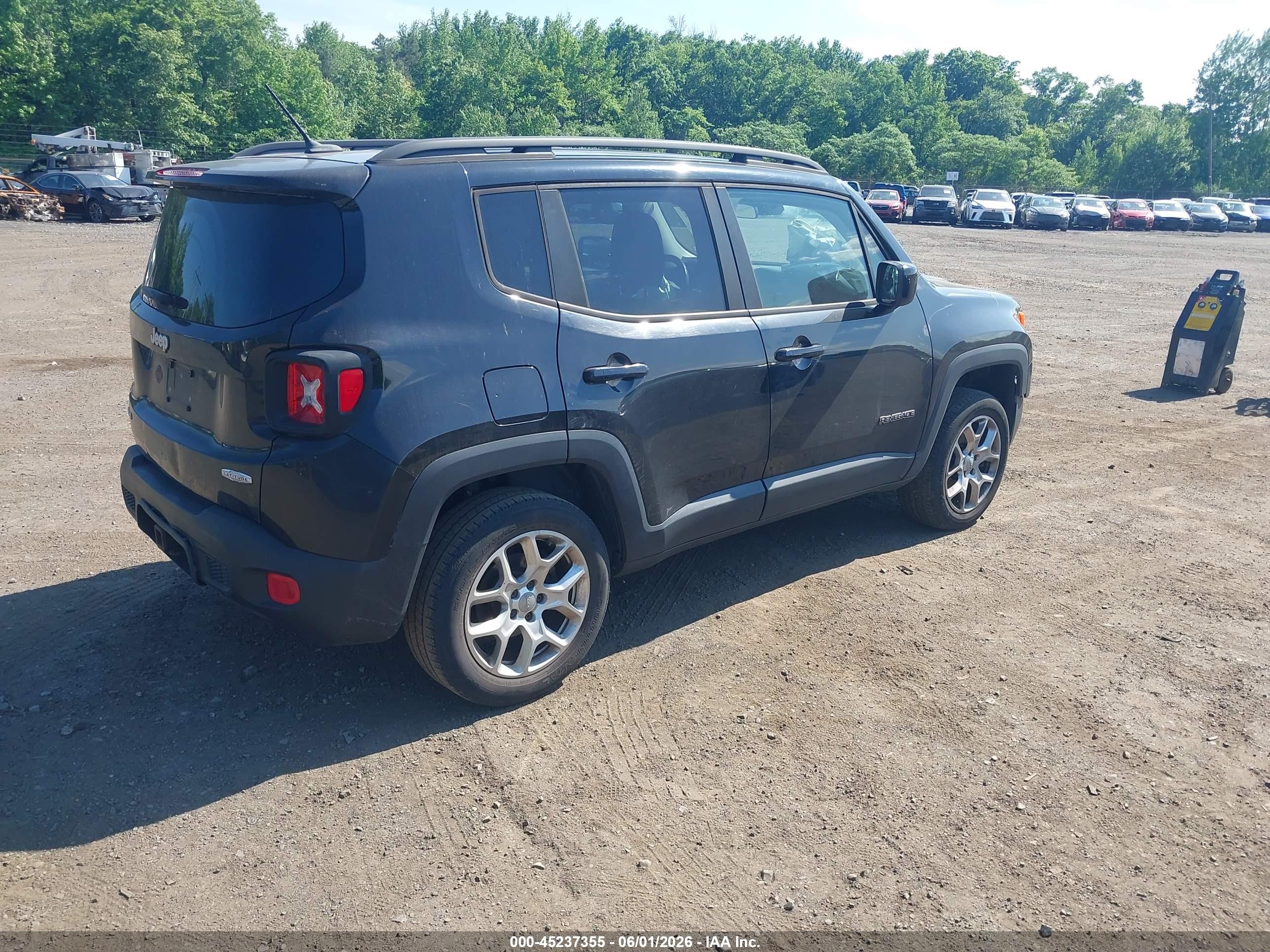 2015 Jeep Renegade Latitude Black vin: ZACCJBBT0FPB71866