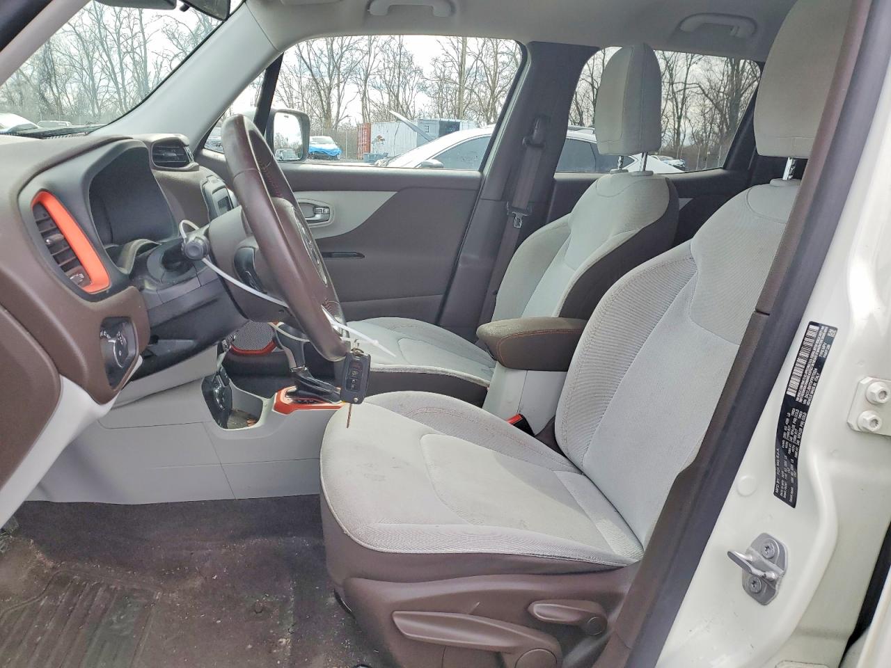 2015 Jeep Renegade Latitude Белый vin: ZACCJBBT0FPB75924