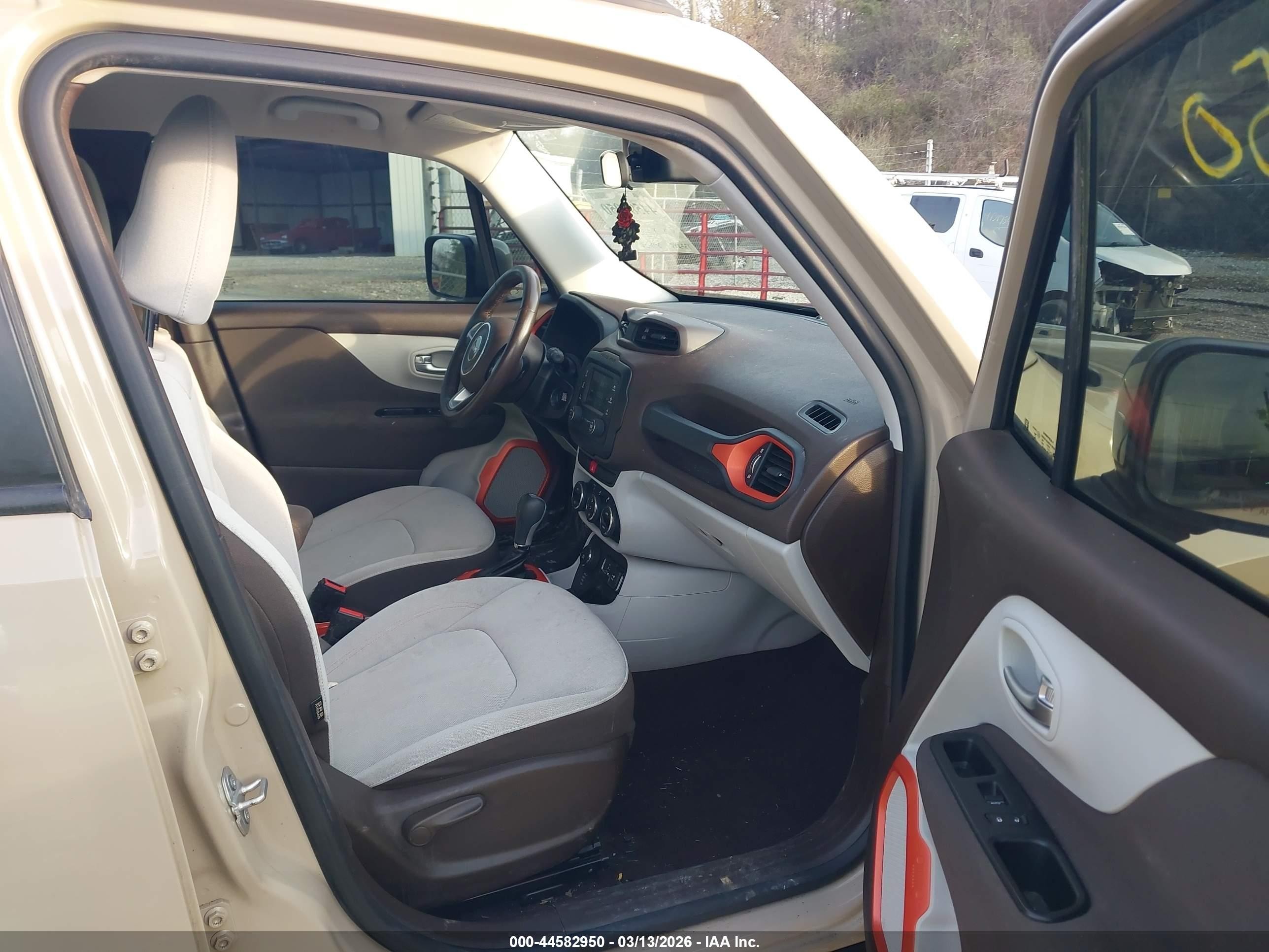 2015 Jeep Renegade Latitude Beige vin: ZACCJBBT0FPB75939