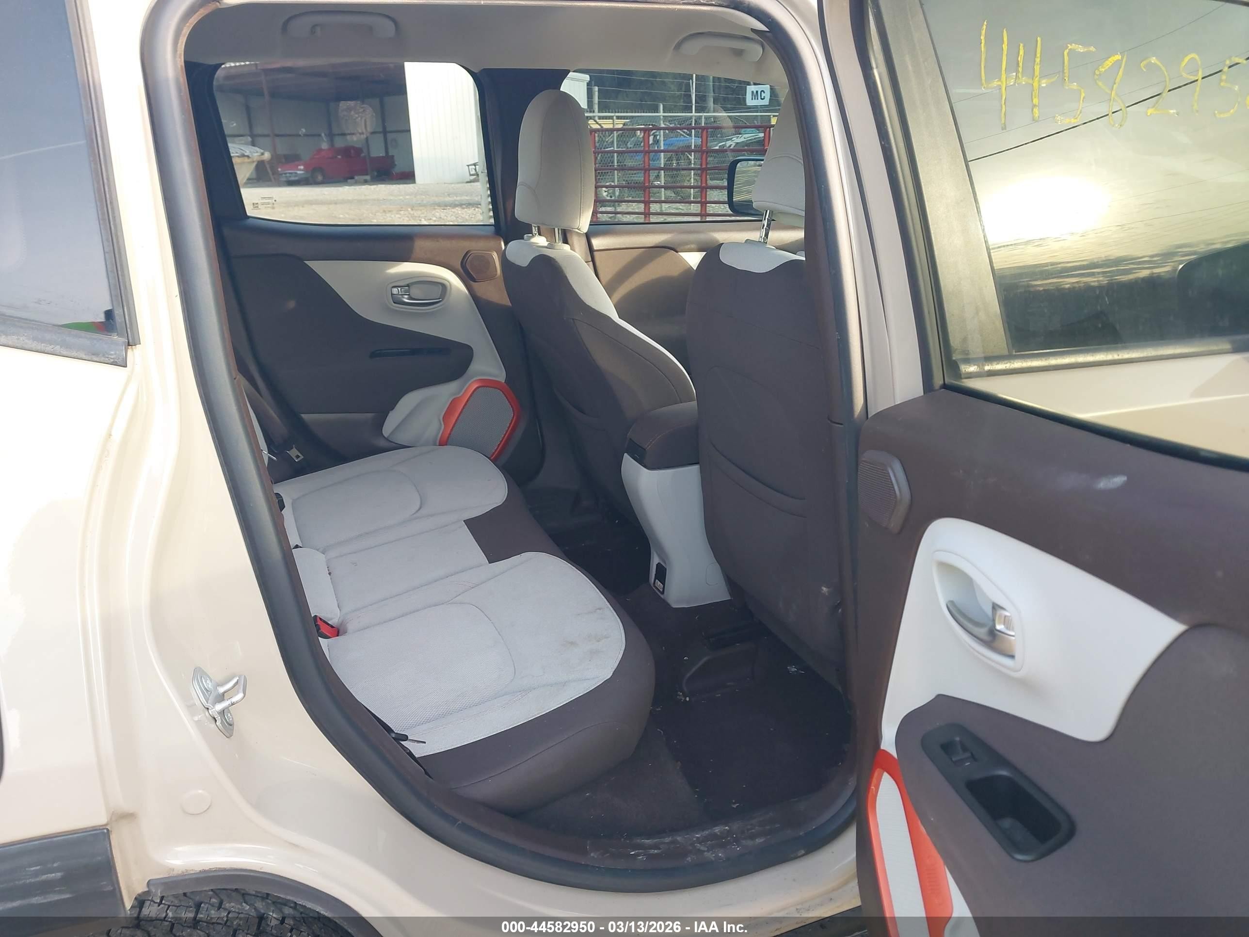 2015 Jeep Renegade Latitude Beige vin: ZACCJBBT0FPB75939