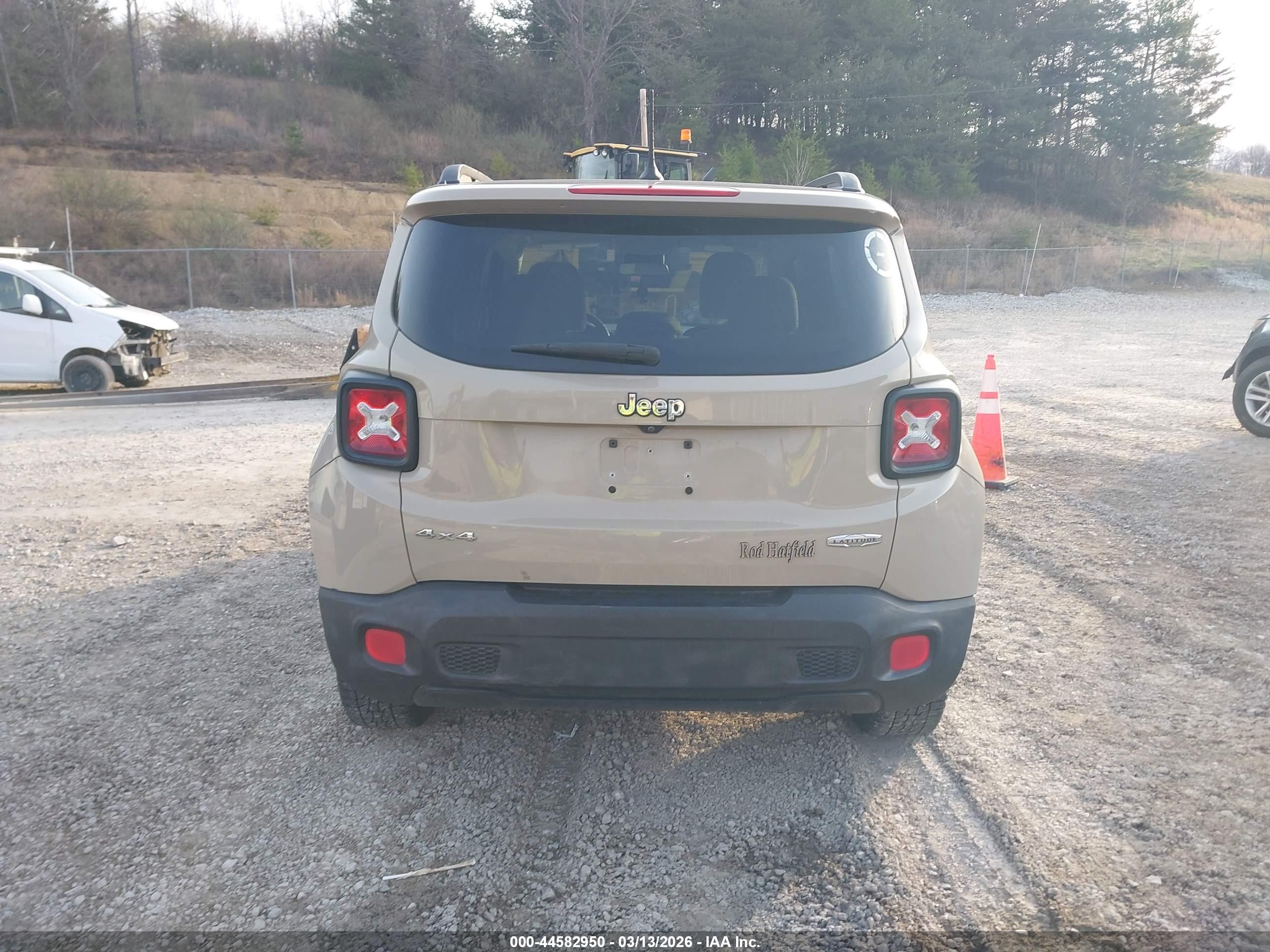 2015 Jeep Renegade Latitude Beige vin: ZACCJBBT0FPB75939