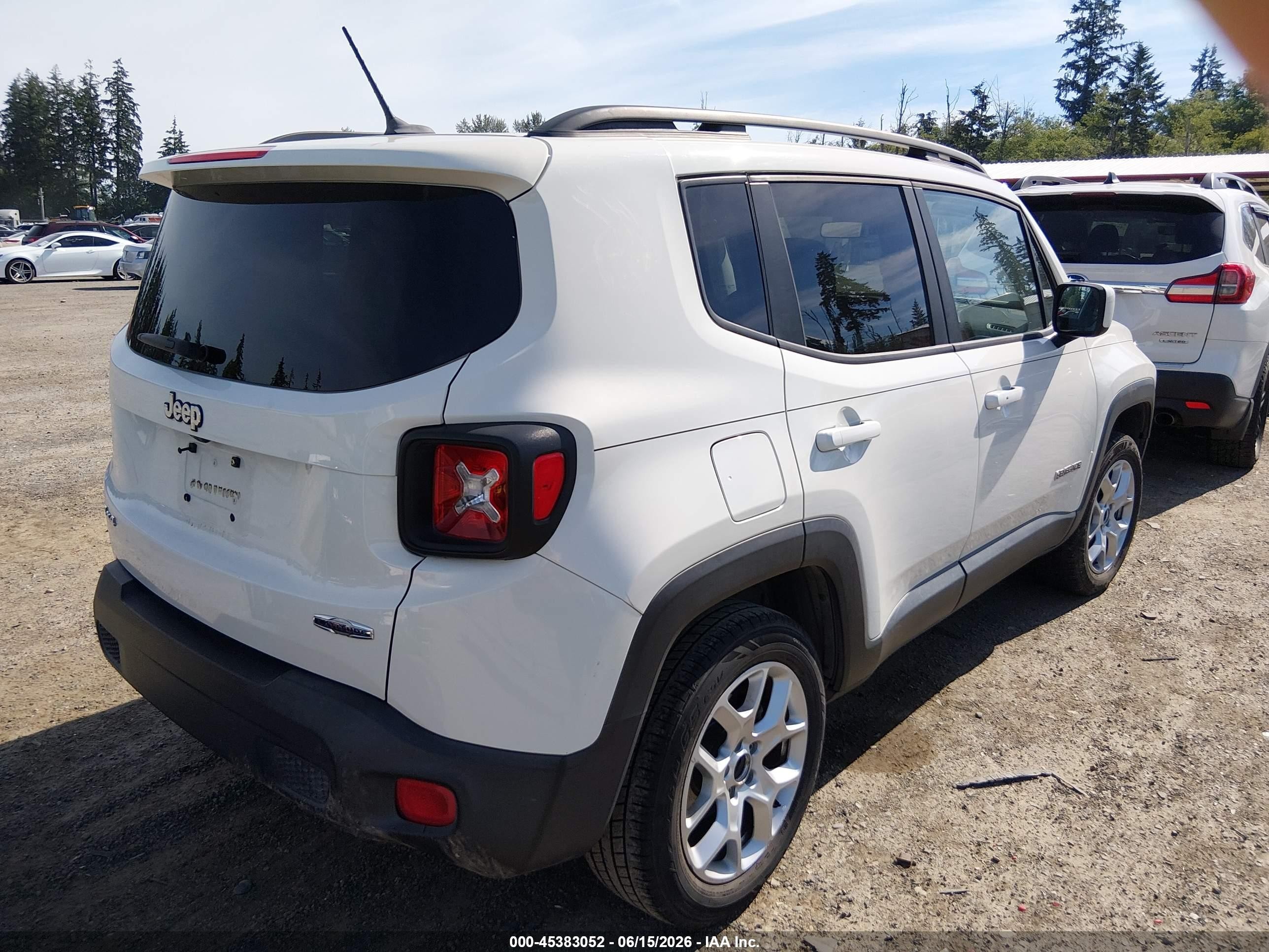 2015 Jeep Renegade Latitude White vin: ZACCJBBT0FPB76446