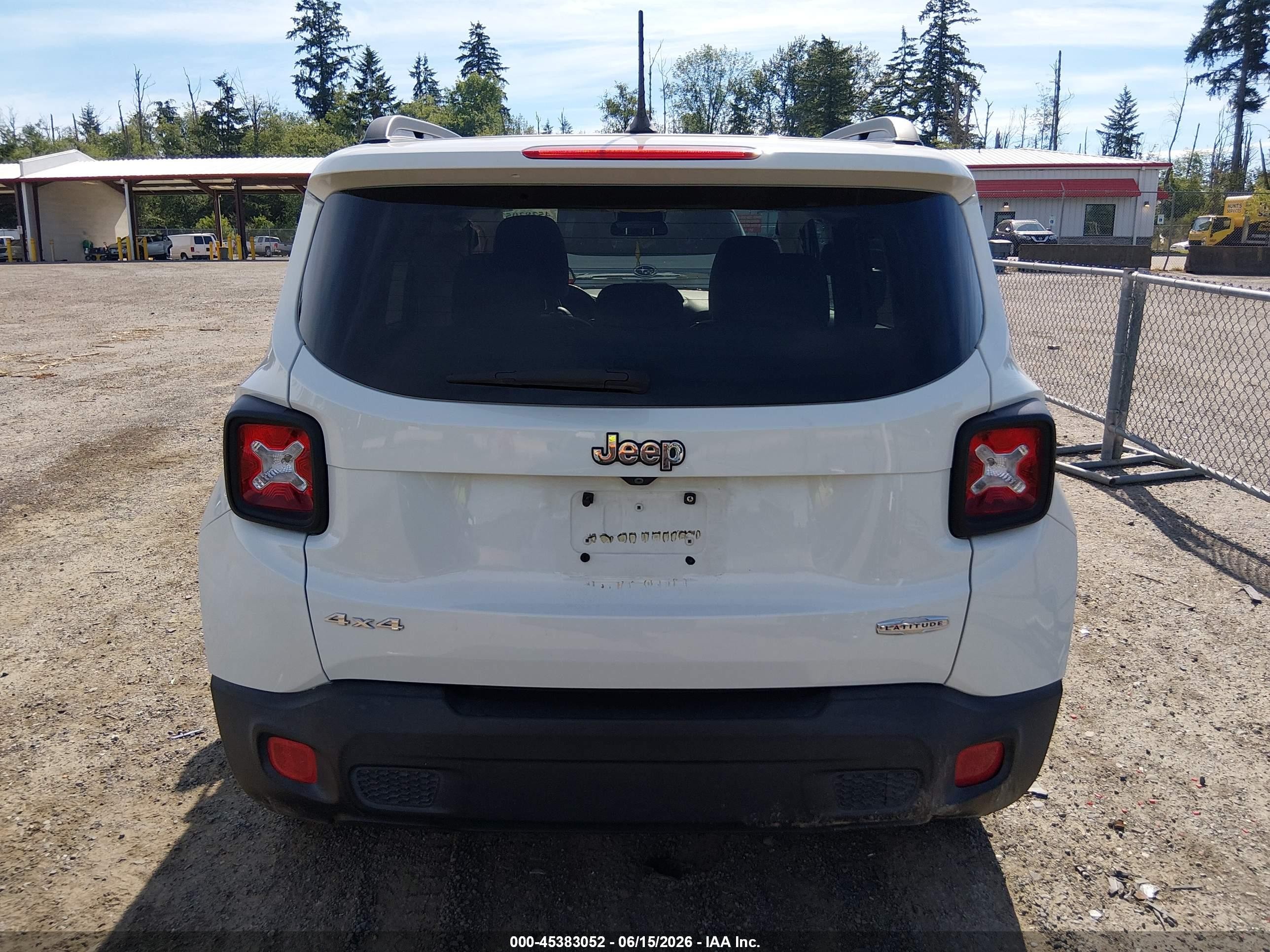 2015 Jeep Renegade Latitude White vin: ZACCJBBT0FPB76446