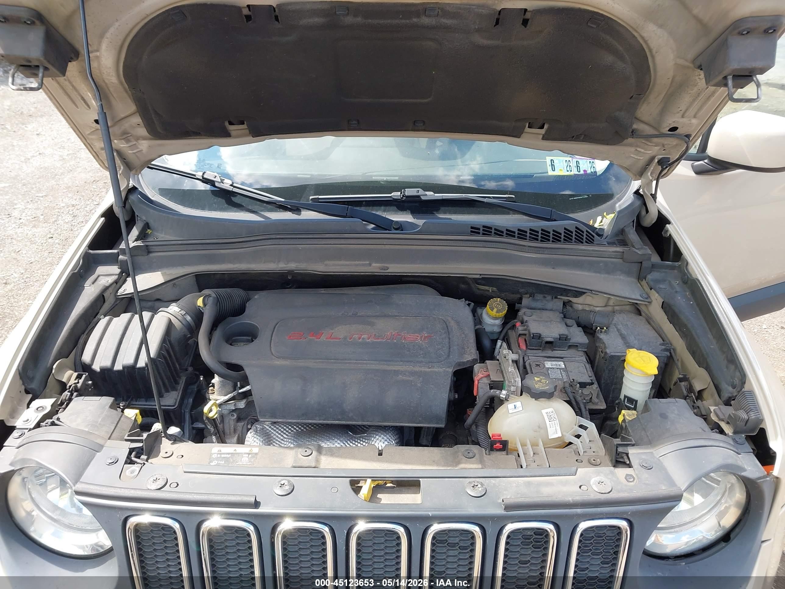 2015 Jeep Renegade Latitude Tan vin: ZACCJBBT0FPC14082