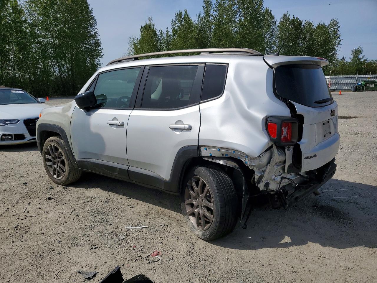 2016 Jeep Renegade Latitude Серебряный vin: ZACCJBBT0GPD68504