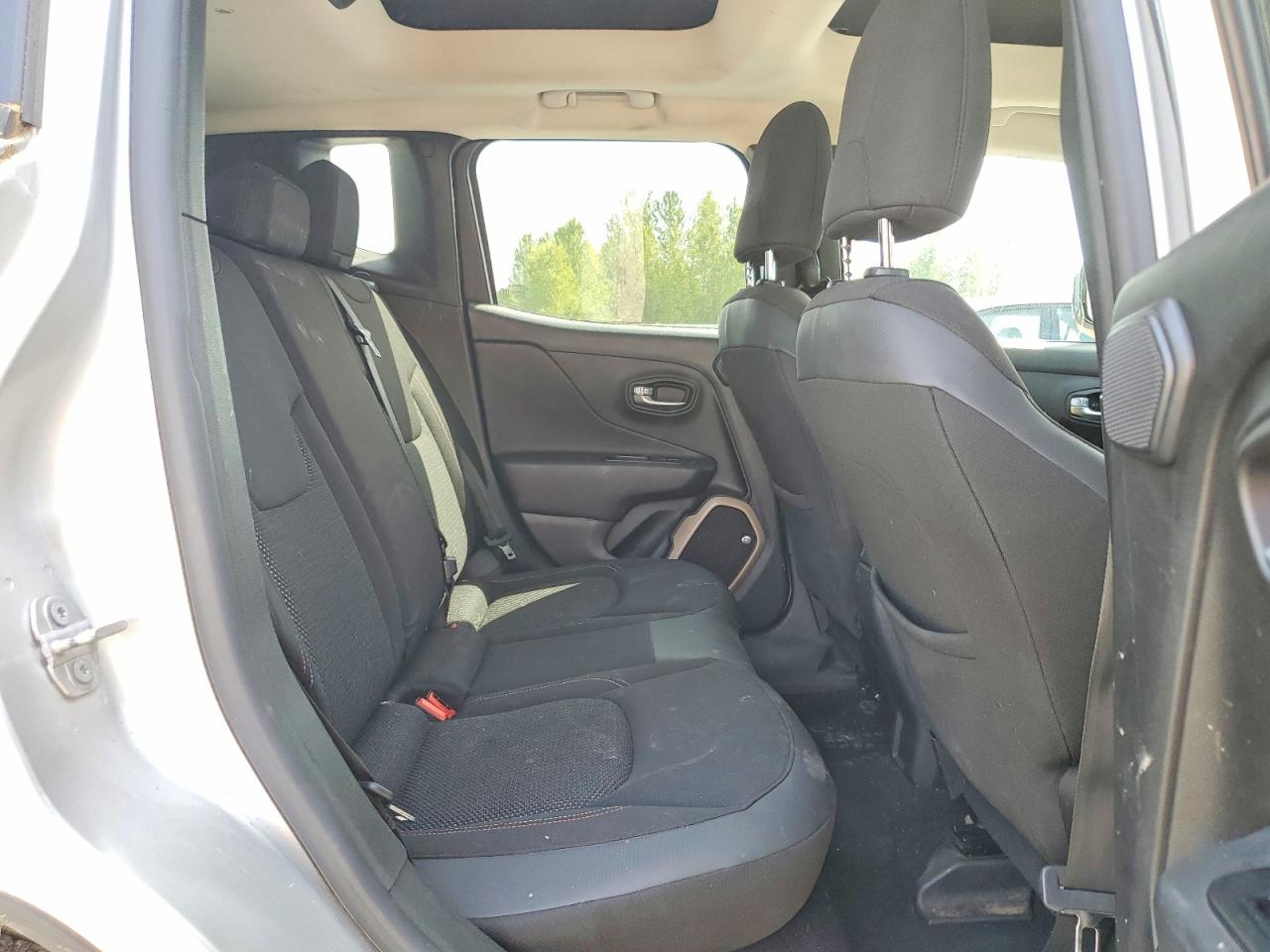 2016 Jeep Renegade Latitude Серебряный vin: ZACCJBBT0GPD68504