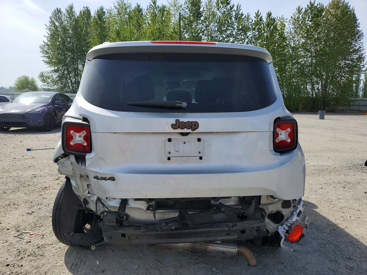 2016 Jeep Renegade Latitude Серебряный vin: ZACCJBBT0GPD68504