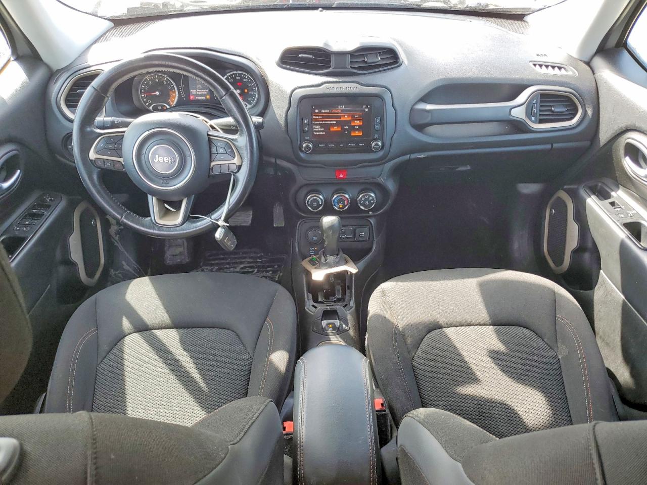 2016 Jeep Renegade Latitude Серебряный vin: ZACCJBBT0GPD68504