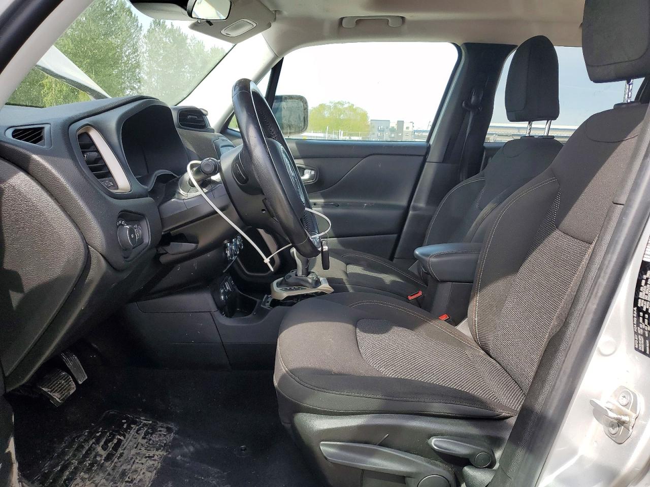 2016 Jeep Renegade Latitude Серебряный vin: ZACCJBBT0GPD68504