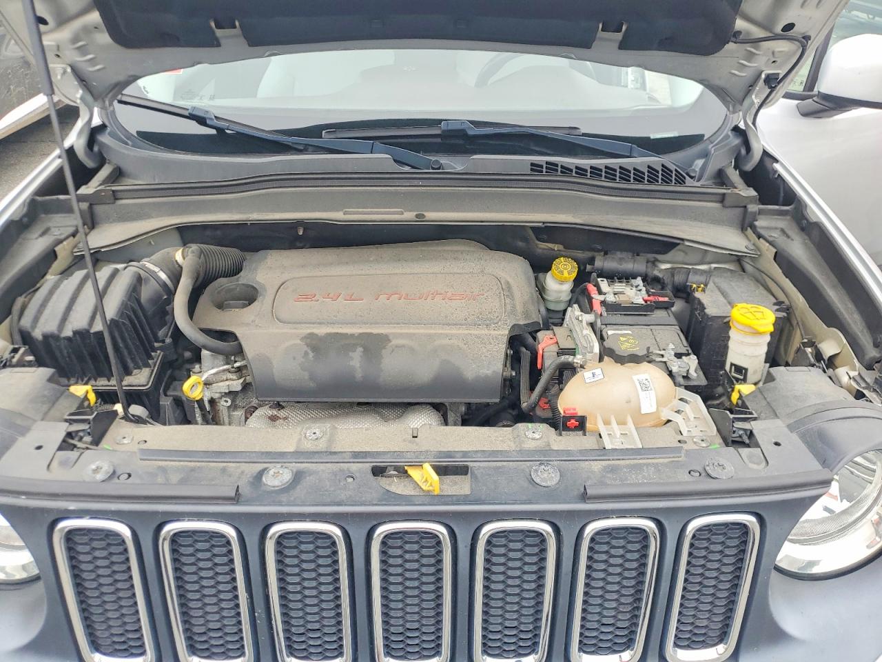 2015 Jeep Renegade Latitude Silver vin: ZACCJBBT1FPB78760