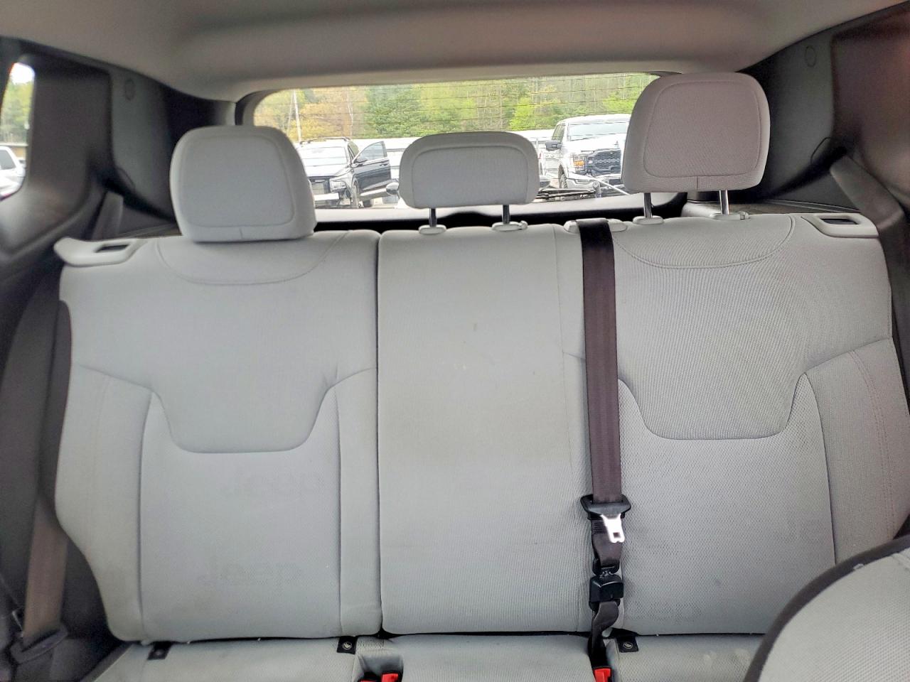 2015 Jeep Renegade Latitude Silver vin: ZACCJBBT1FPB78760