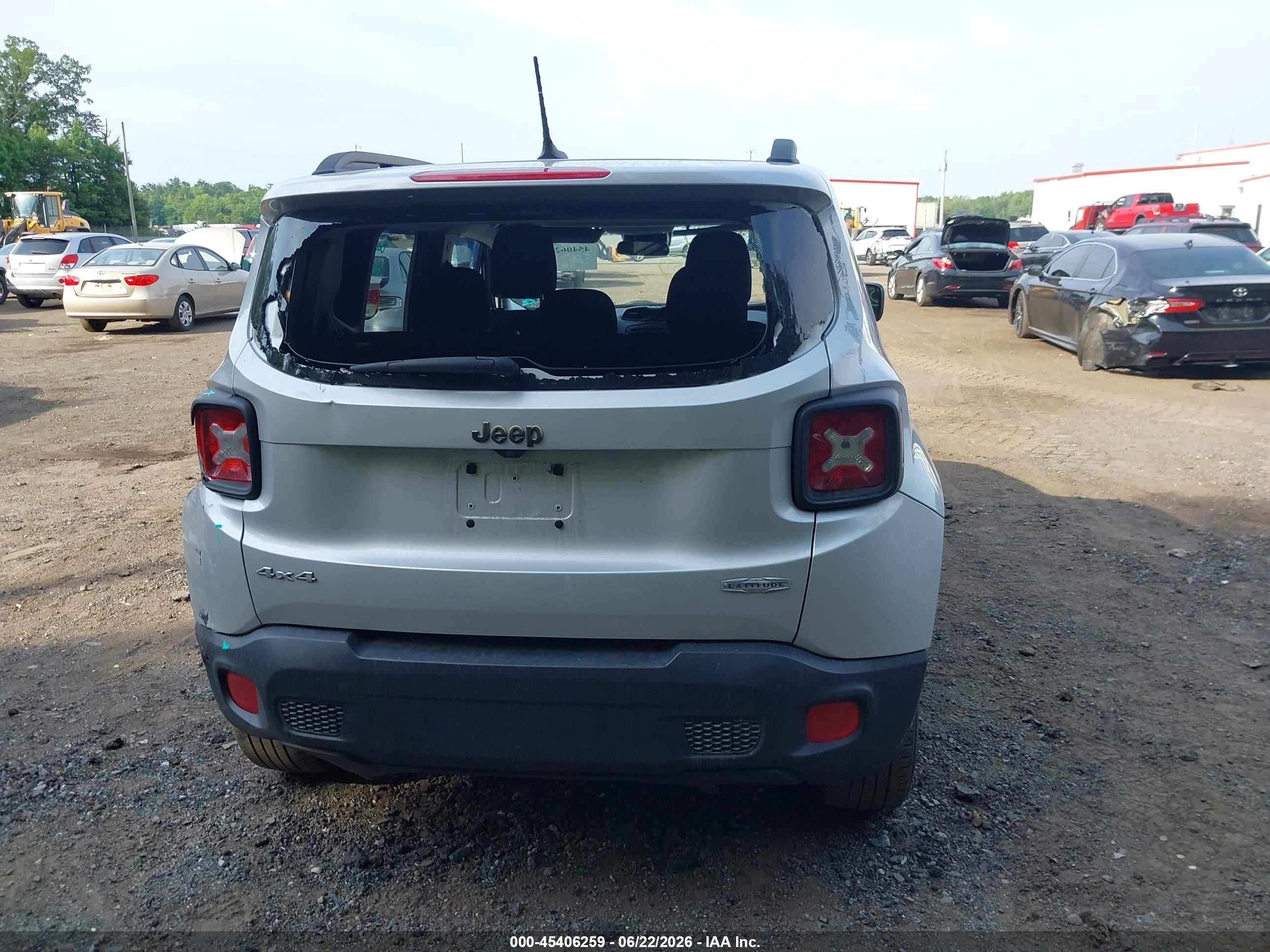 2015 Jeep Renegade Latitude Silver vin: ZACCJBBT1FPC05780