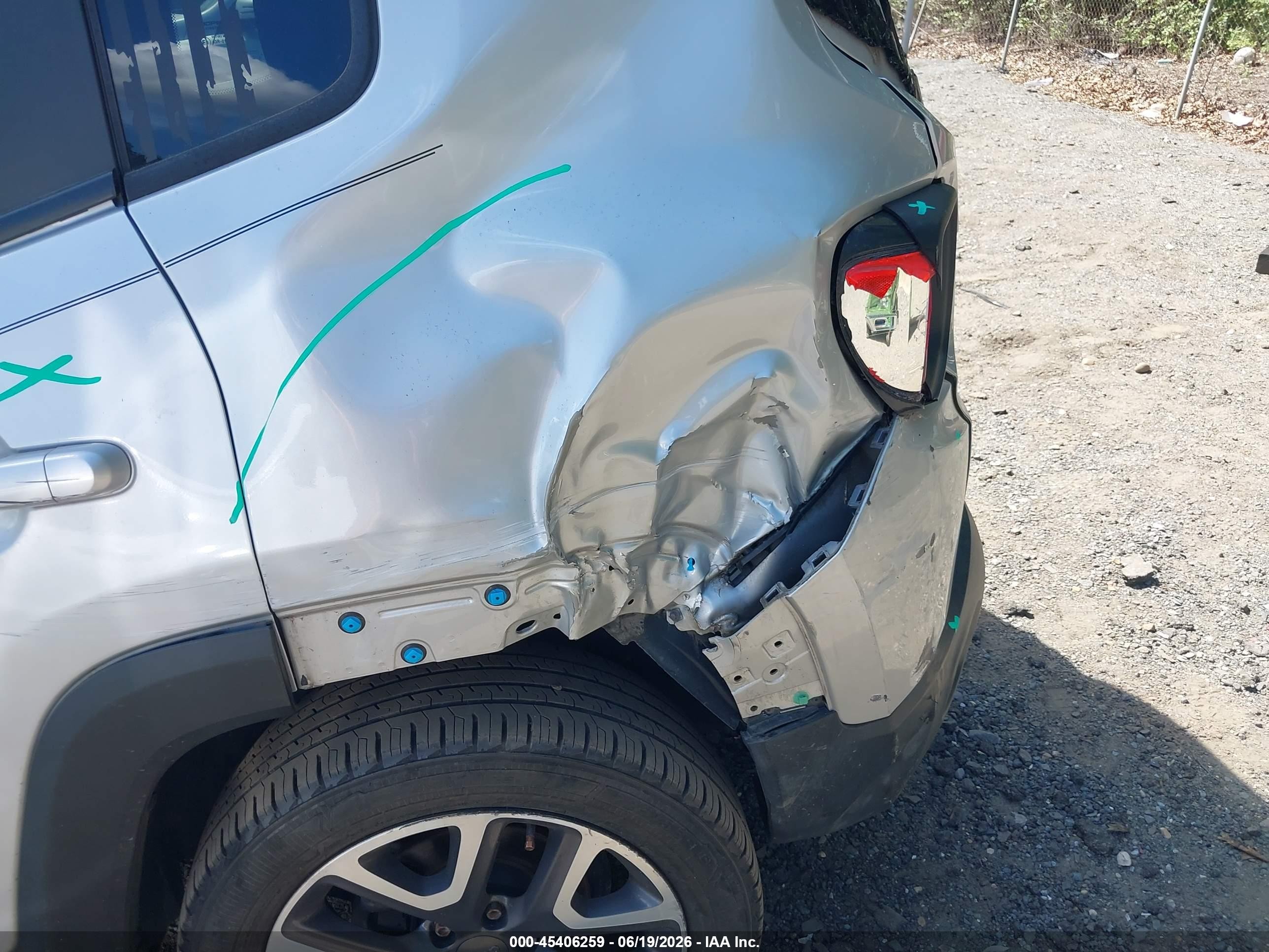 2015 Jeep Renegade Latitude Silver vin: ZACCJBBT1FPC05780