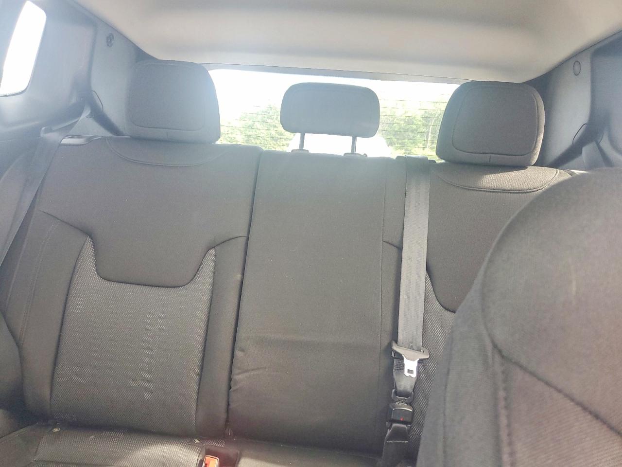 2015 Jeep Renegade Latitude Silver vin: ZACCJBBT1FPC40898