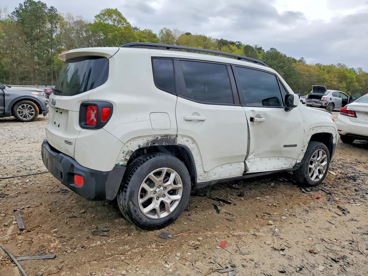 2015 Jeep Renegade Latitude White vin: ZACCJBBT2FPC29182