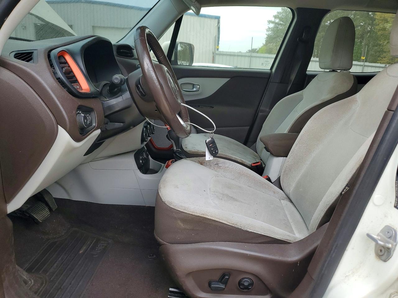 2015 Jeep Renegade Latitude White vin: ZACCJBBT2FPC29182
