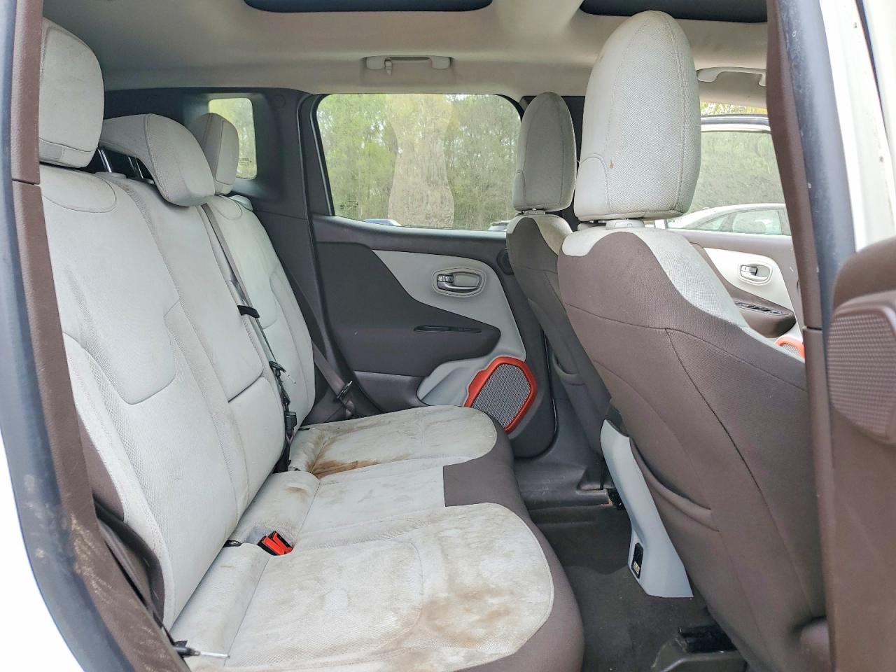 2015 Jeep Renegade Latitude White vin: ZACCJBBT2FPC29182