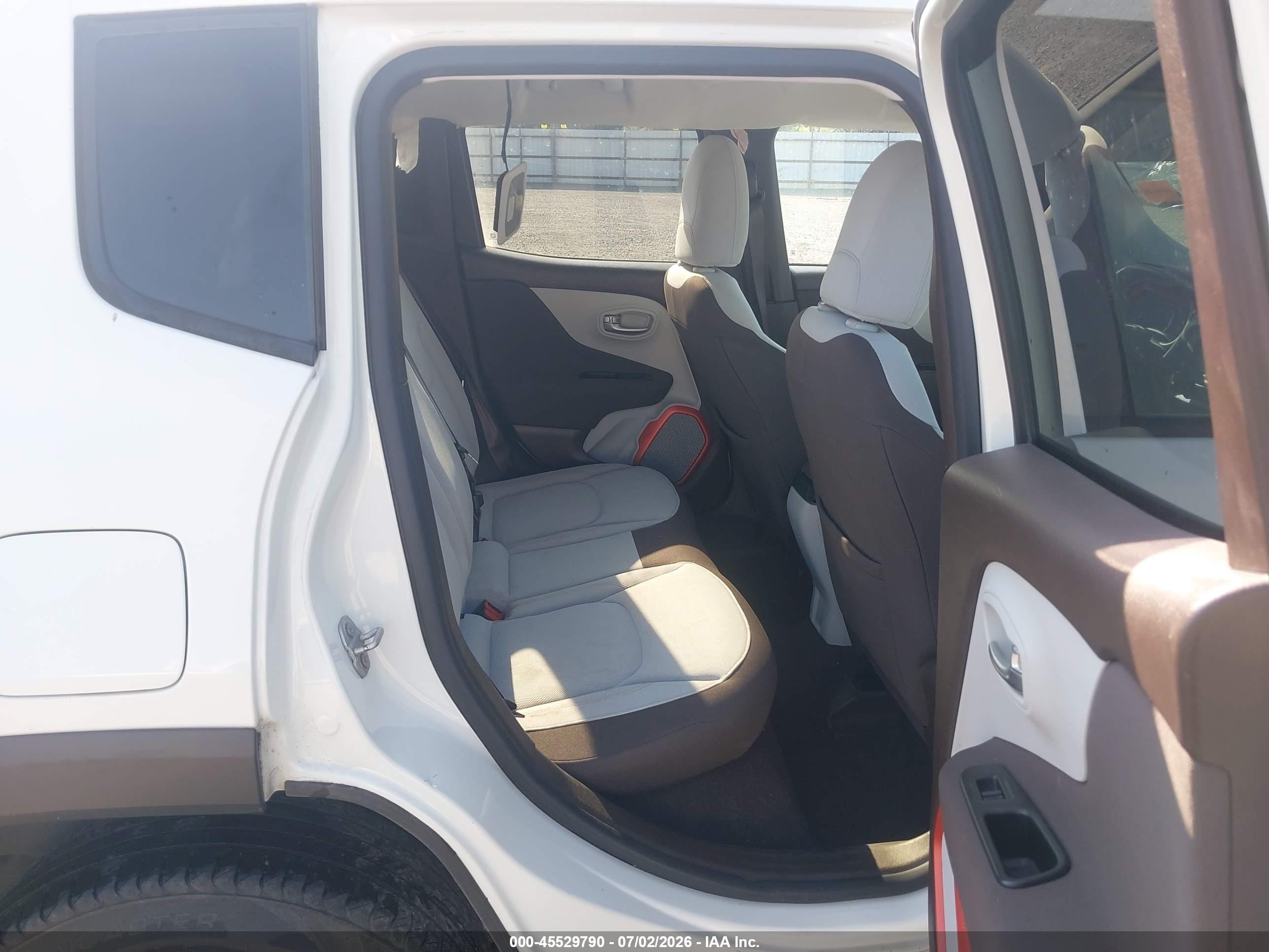 2016 Jeep Renegade Latitude Белый vin: ZACCJBBT2GPD81318