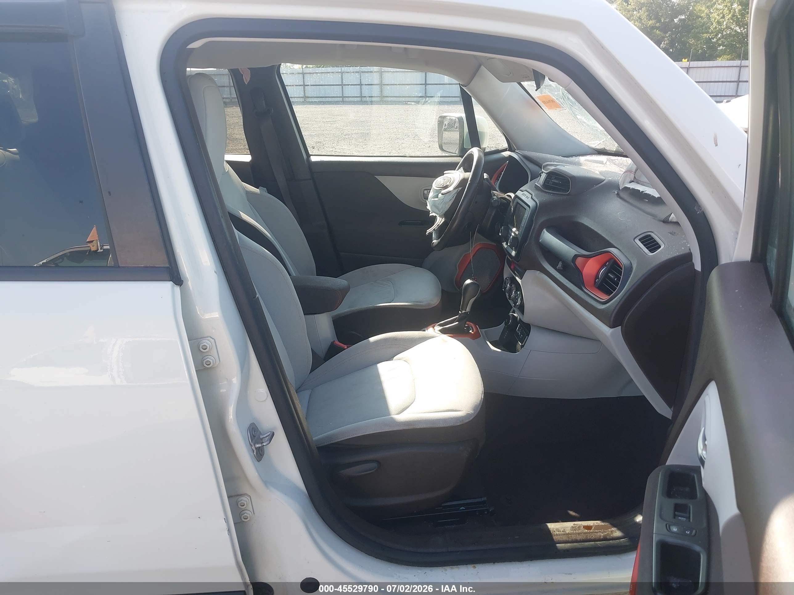 2016 Jeep Renegade Latitude Белый vin: ZACCJBBT2GPD81318