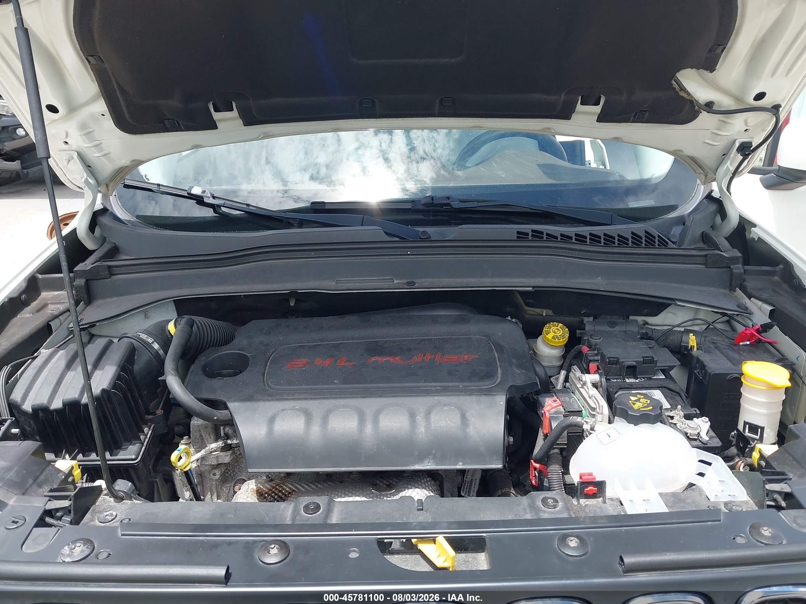 2015 Jeep Renegade Latitude White vin: ZACCJBBT3FPB44951