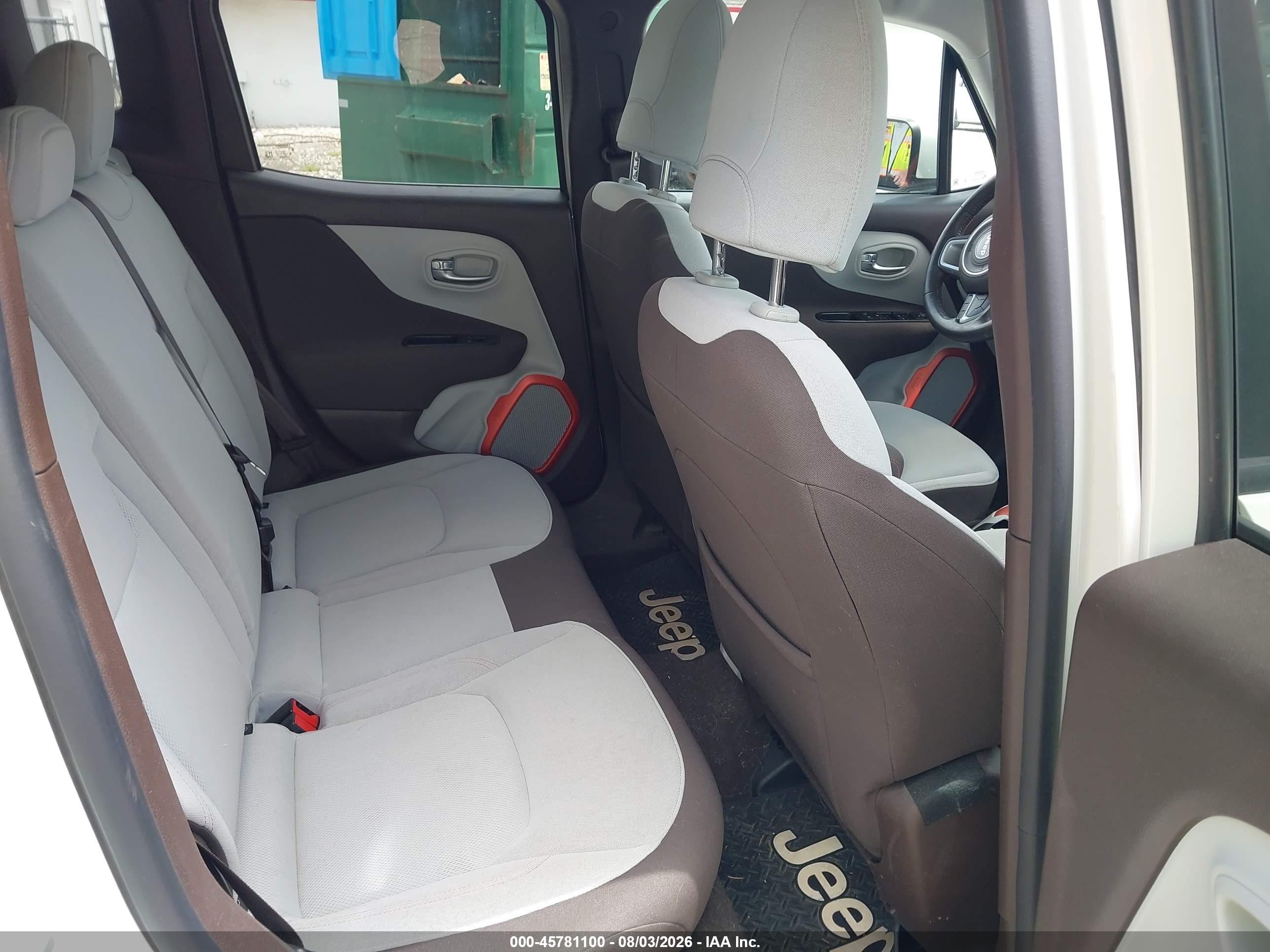 2015 Jeep Renegade Latitude White vin: ZACCJBBT3FPB44951
