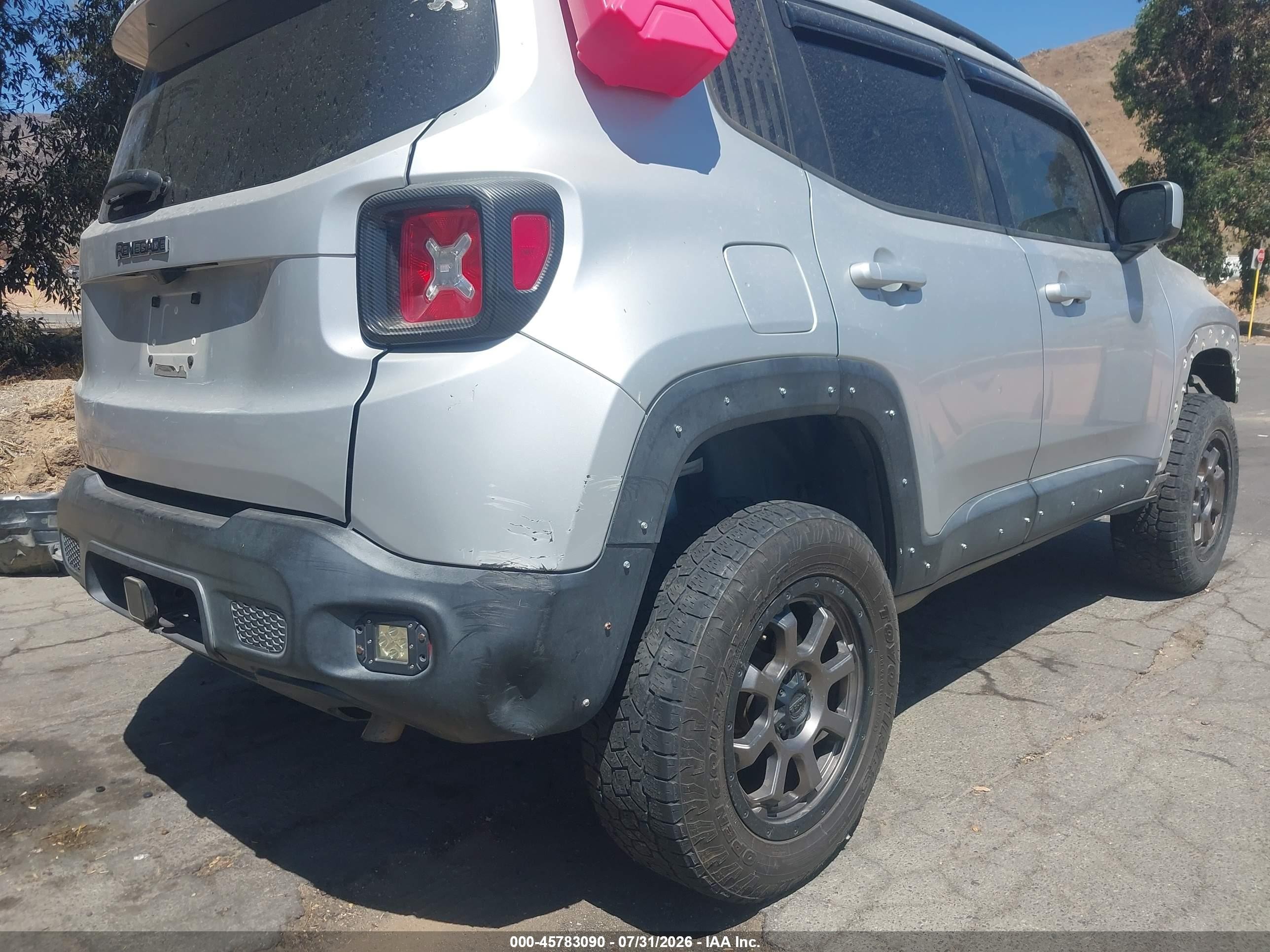 2015 Jeep Renegade Latitude Silver vin: ZACCJBBT3FPC39137