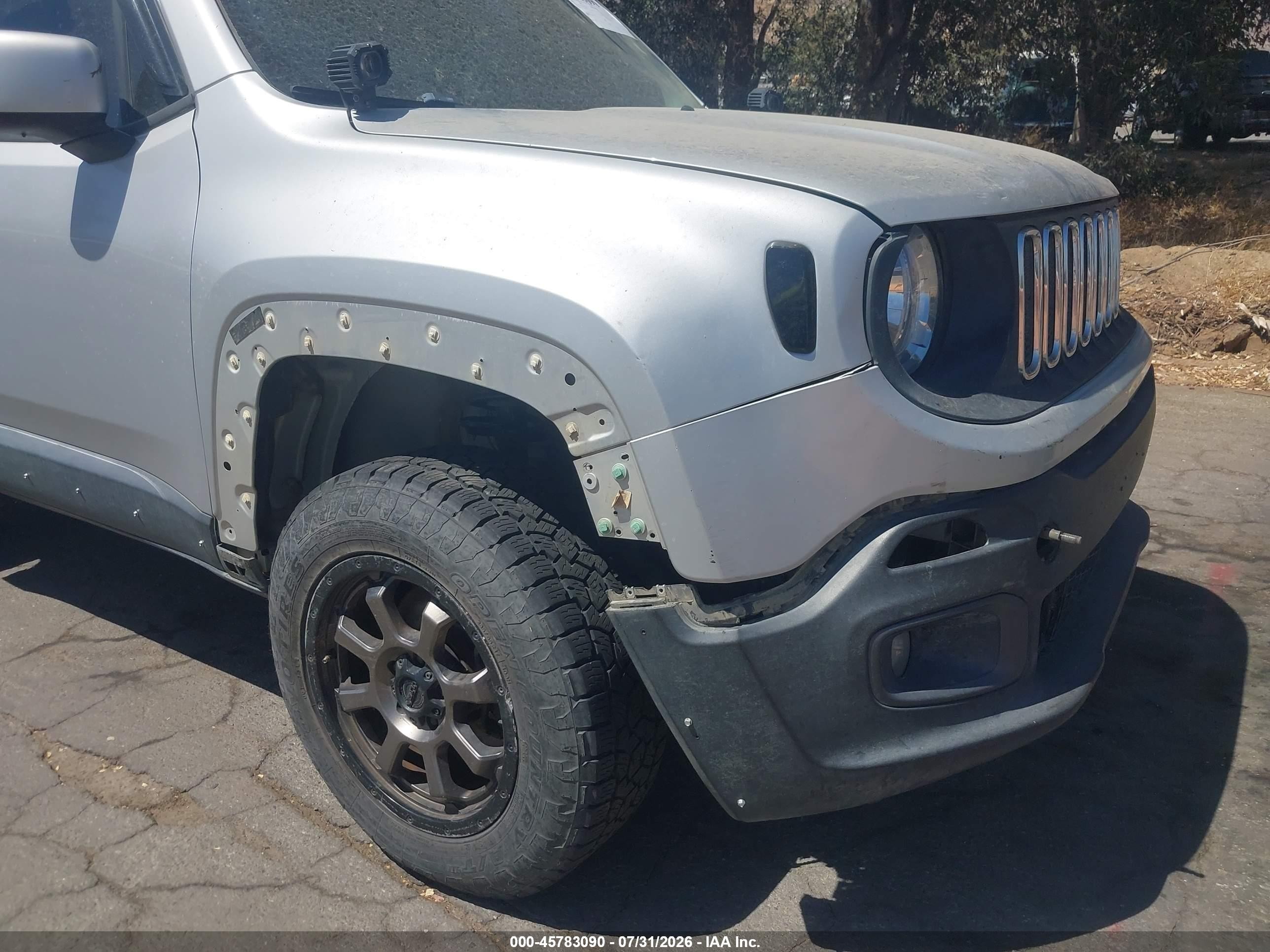2015 Jeep Renegade Latitude Silver vin: ZACCJBBT3FPC39137