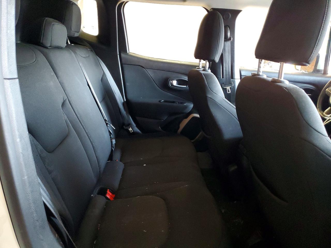 2015 Jeep Renegade Latitude Белый vin: ZACCJBBT4FPB39872