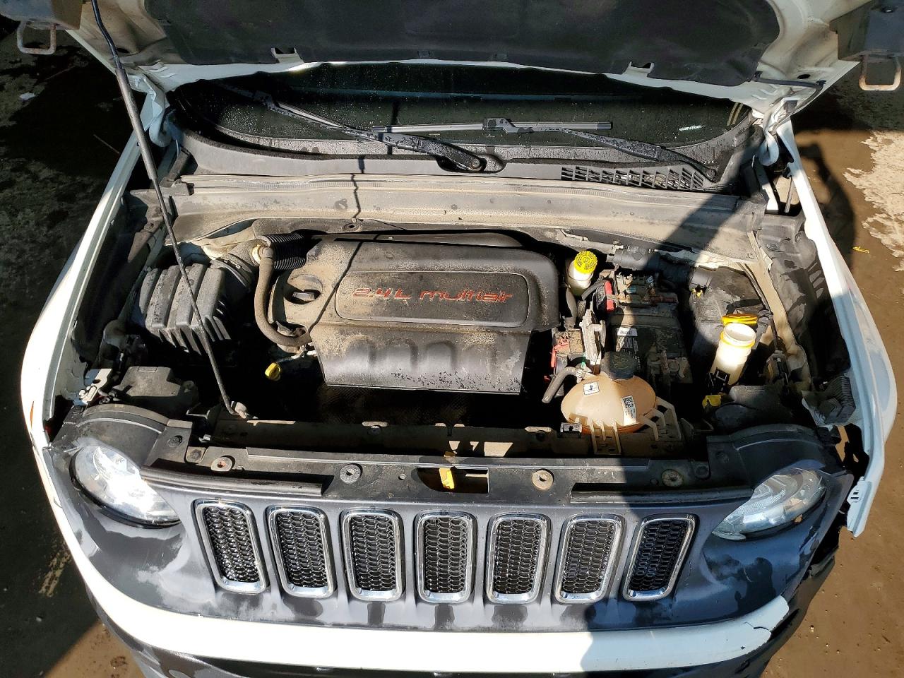 2015 Jeep Renegade Latitude Белый vin: ZACCJBBT4FPB39872
