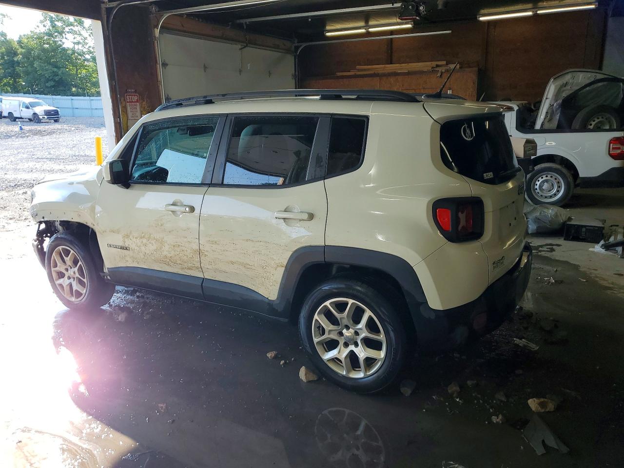 2015 Jeep Renegade Latitude Белый vin: ZACCJBBT4FPB39872