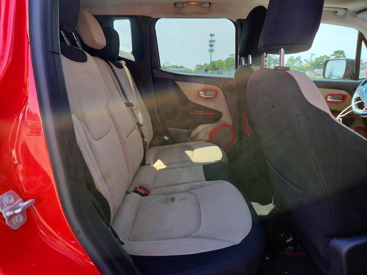2015 Jeep Renegade Latitude Red vin: ZACCJBBT4FPC00654