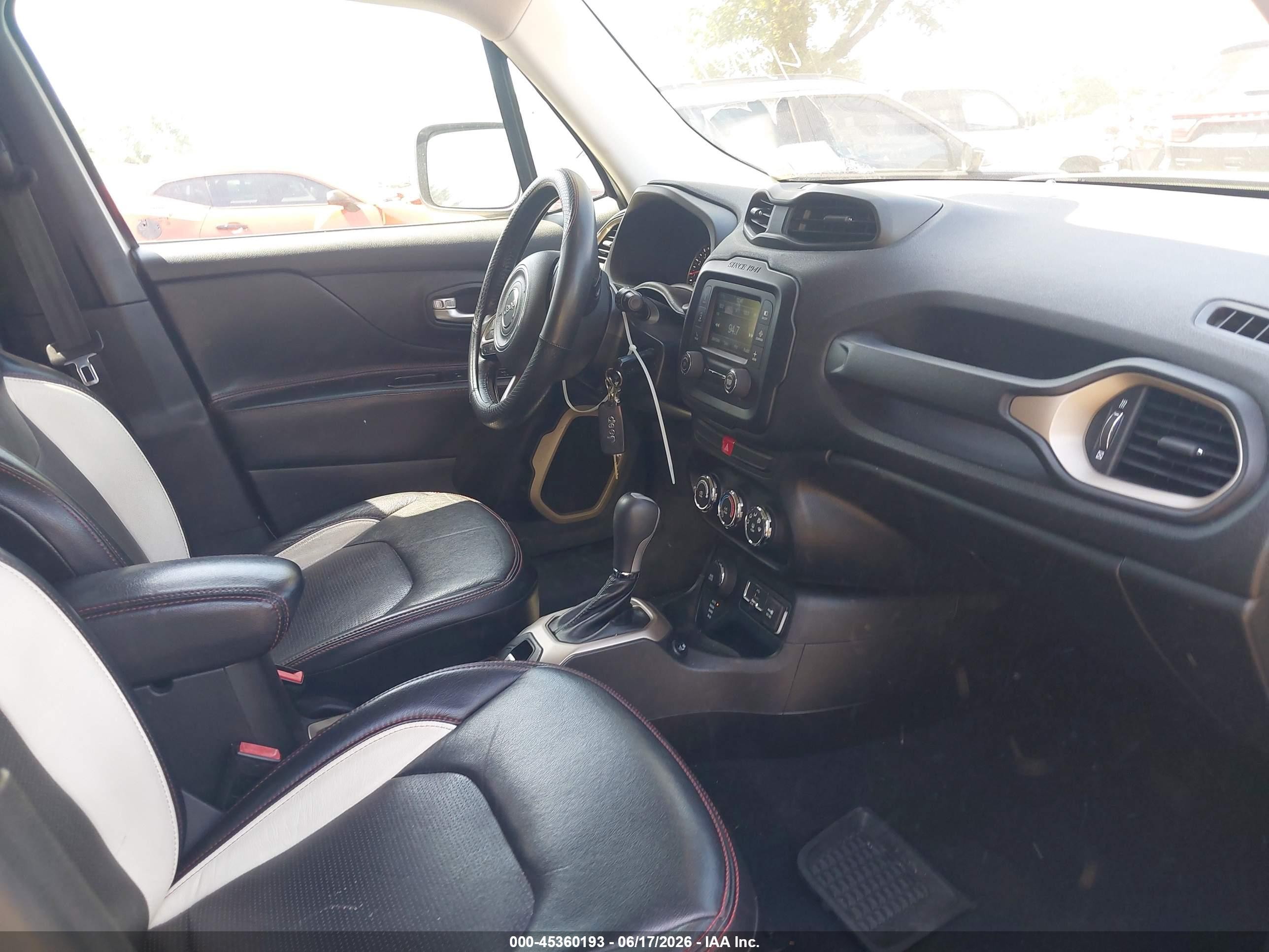 2015 Jeep Renegade Latitude Белый vin: ZACCJBBT4FPC05384
