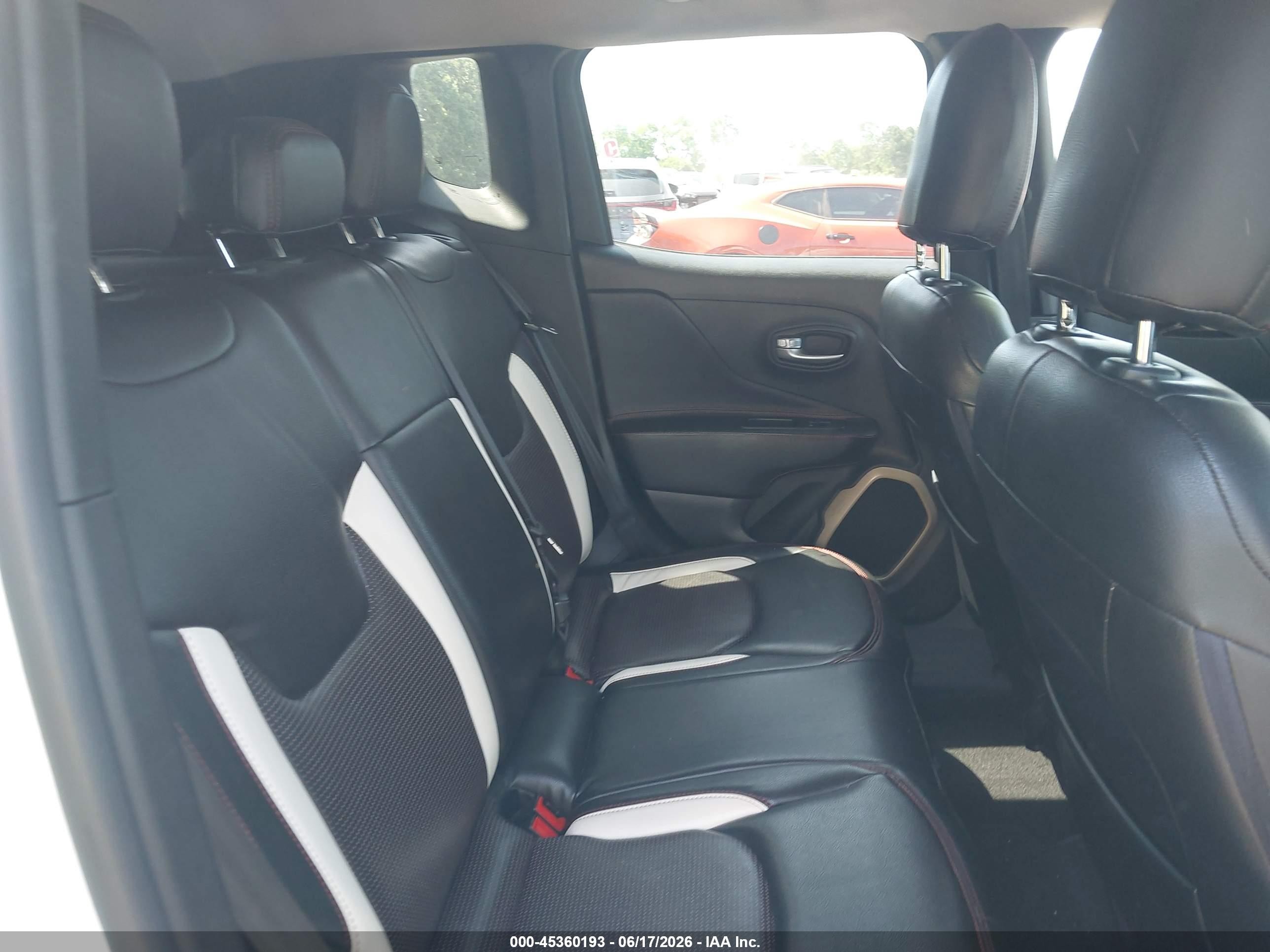 2015 Jeep Renegade Latitude Белый vin: ZACCJBBT4FPC05384